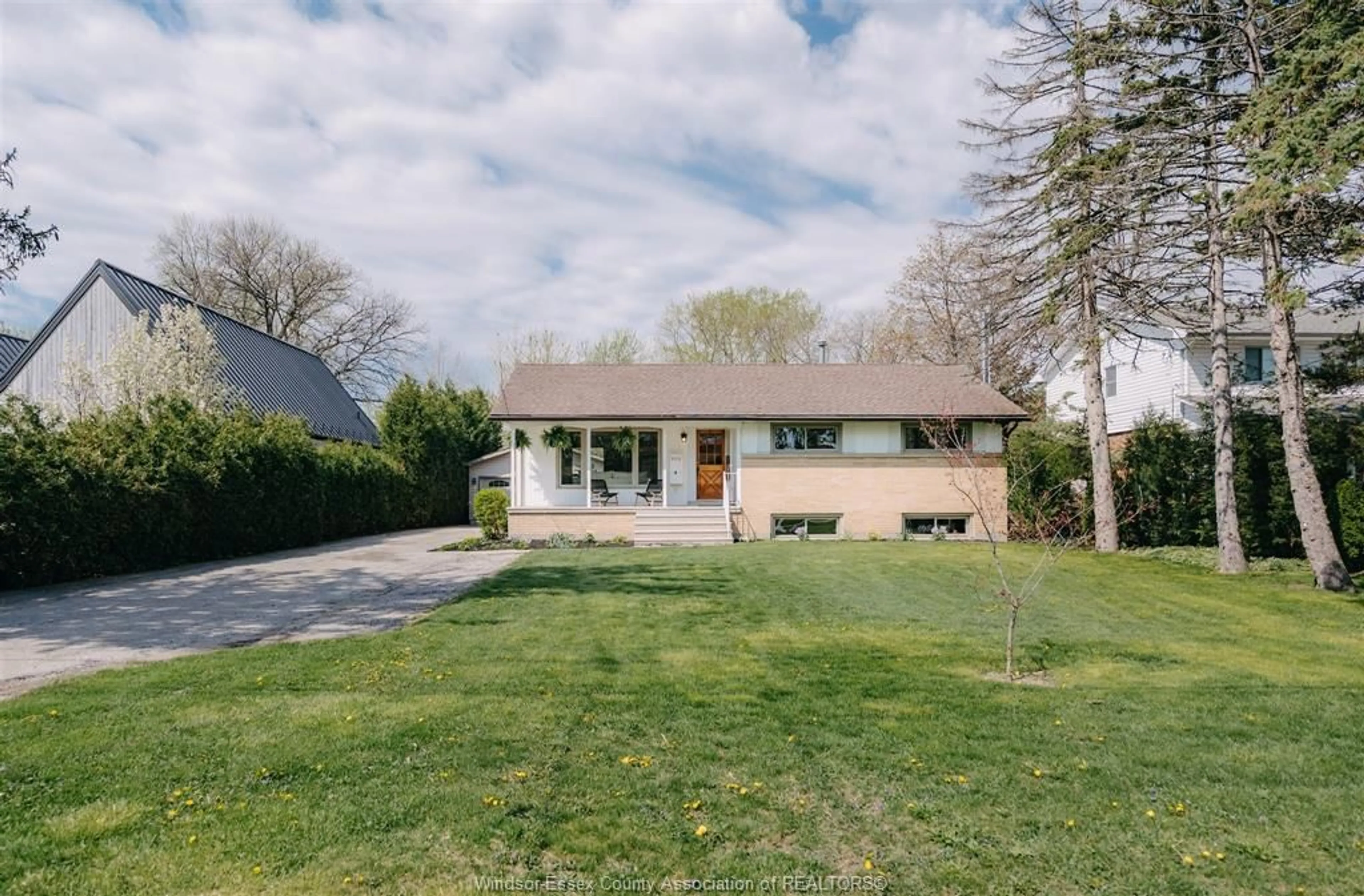 A pic from outside/outdoor area/front of a property/back of a property/a pic from drone, street for 1115 Jarvis Ave, Windsor Ontario N8P 1C8