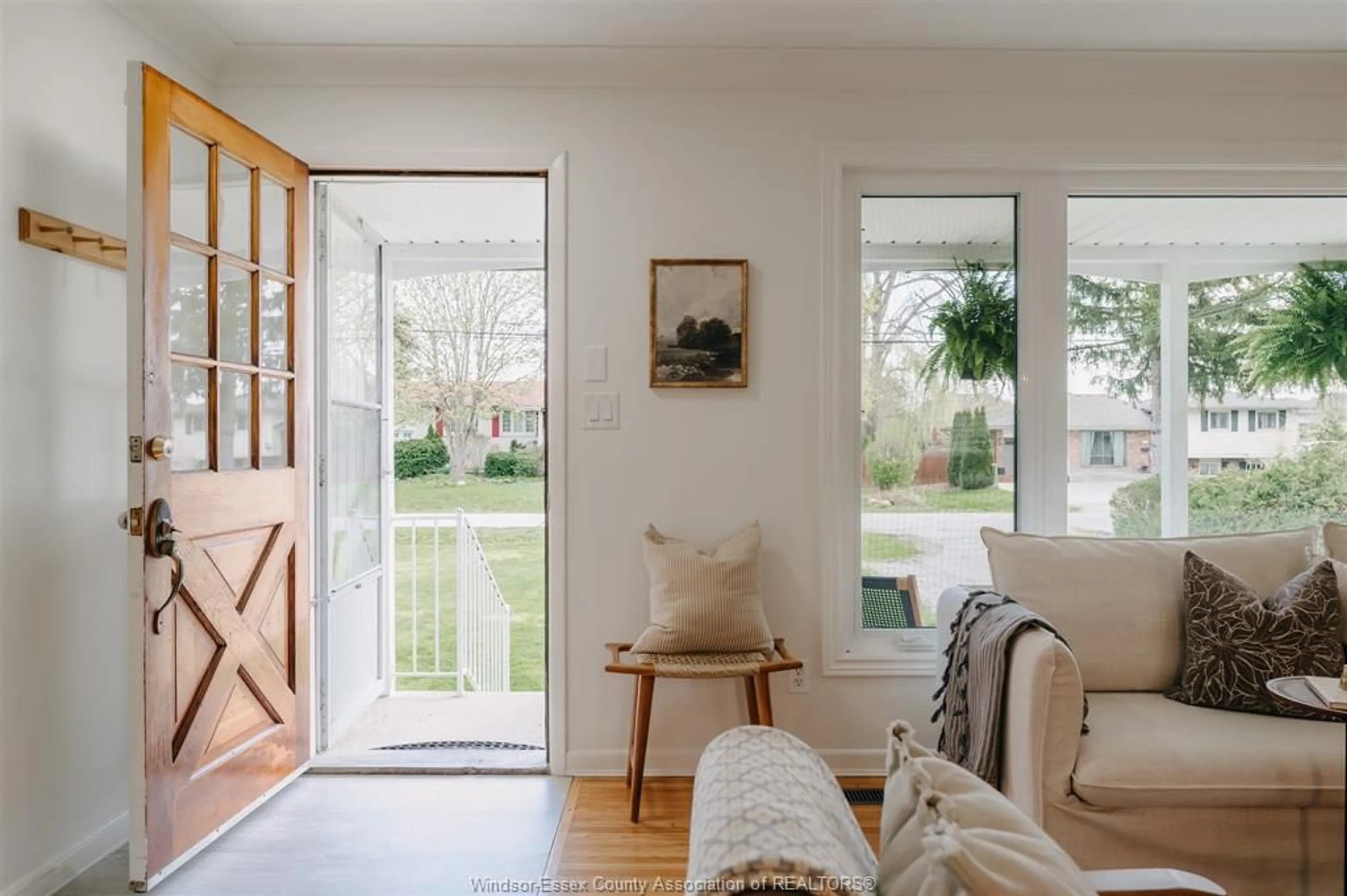 Indoor entryway for 1115 Jarvis Ave, Windsor Ontario N8P 1C8