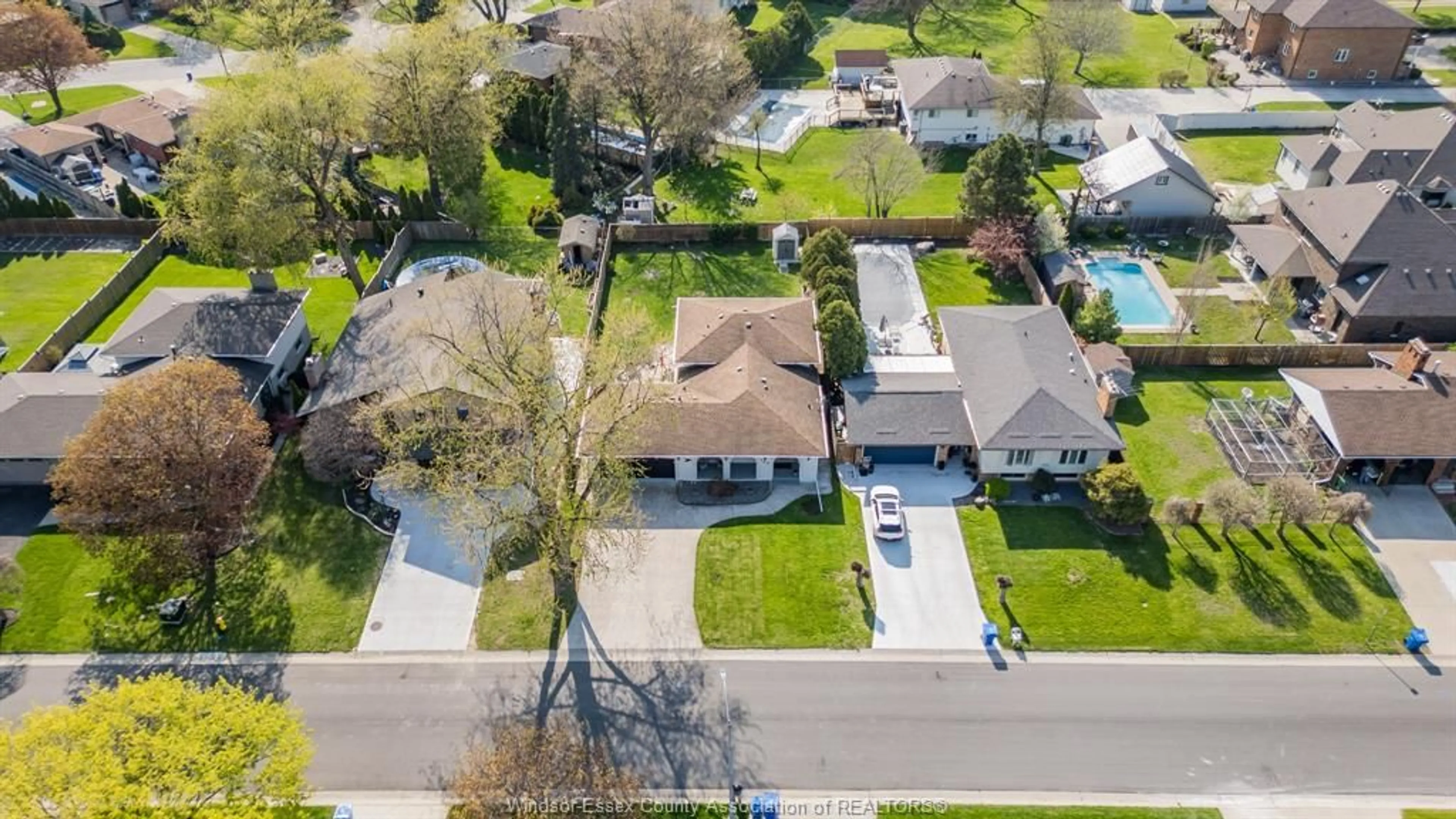 A pic from outside/outdoor area/front of a property/back of a property/a pic from drone, street for 109 CENTENNIAL, Tecumseh Ontario N8N 2N7