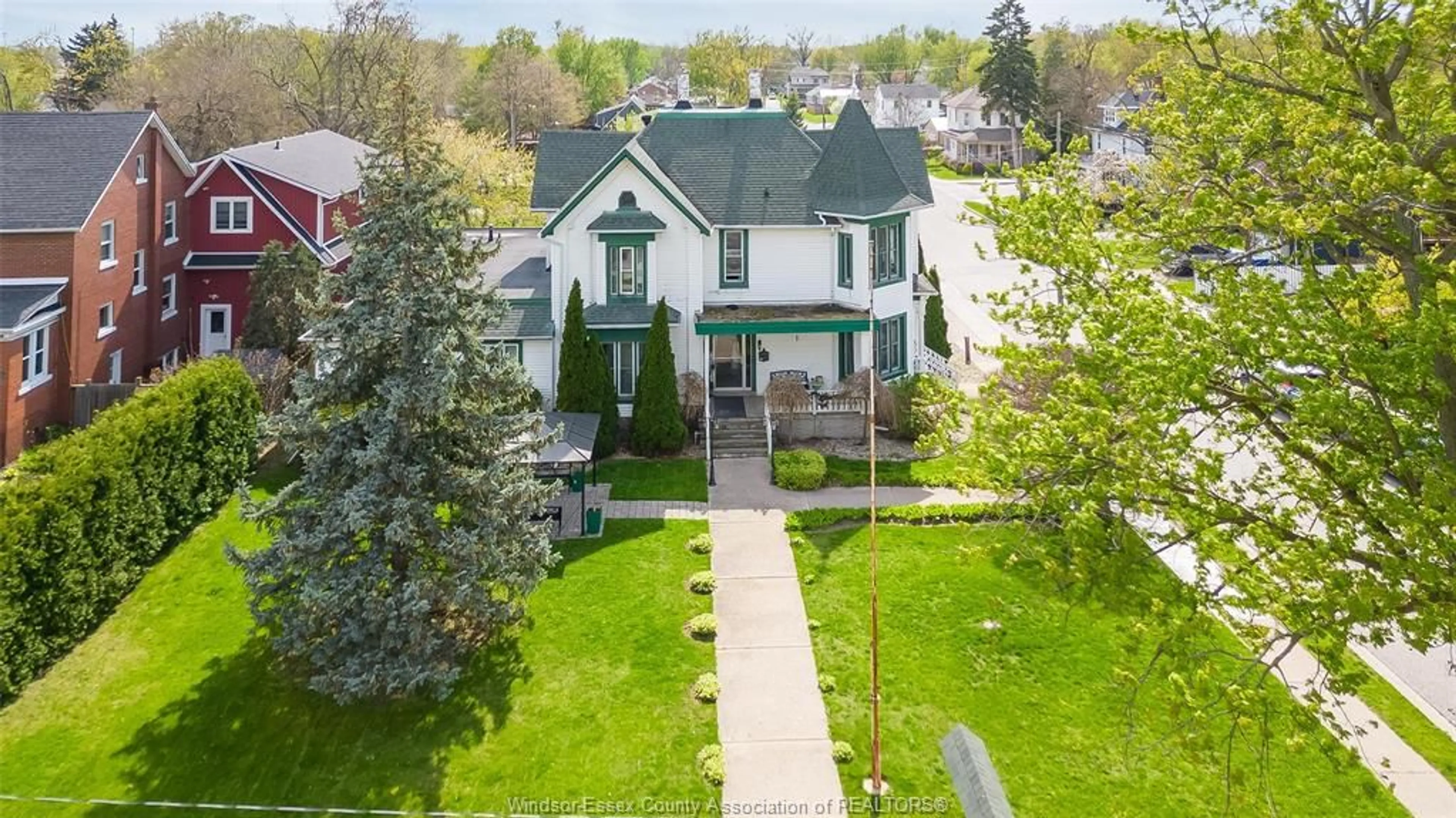 A pic from outside/outdoor area/front of a property/back of a property/a pic from drone, street for 122 TALBOT ST. S., Essex Ontario N8N 1B4