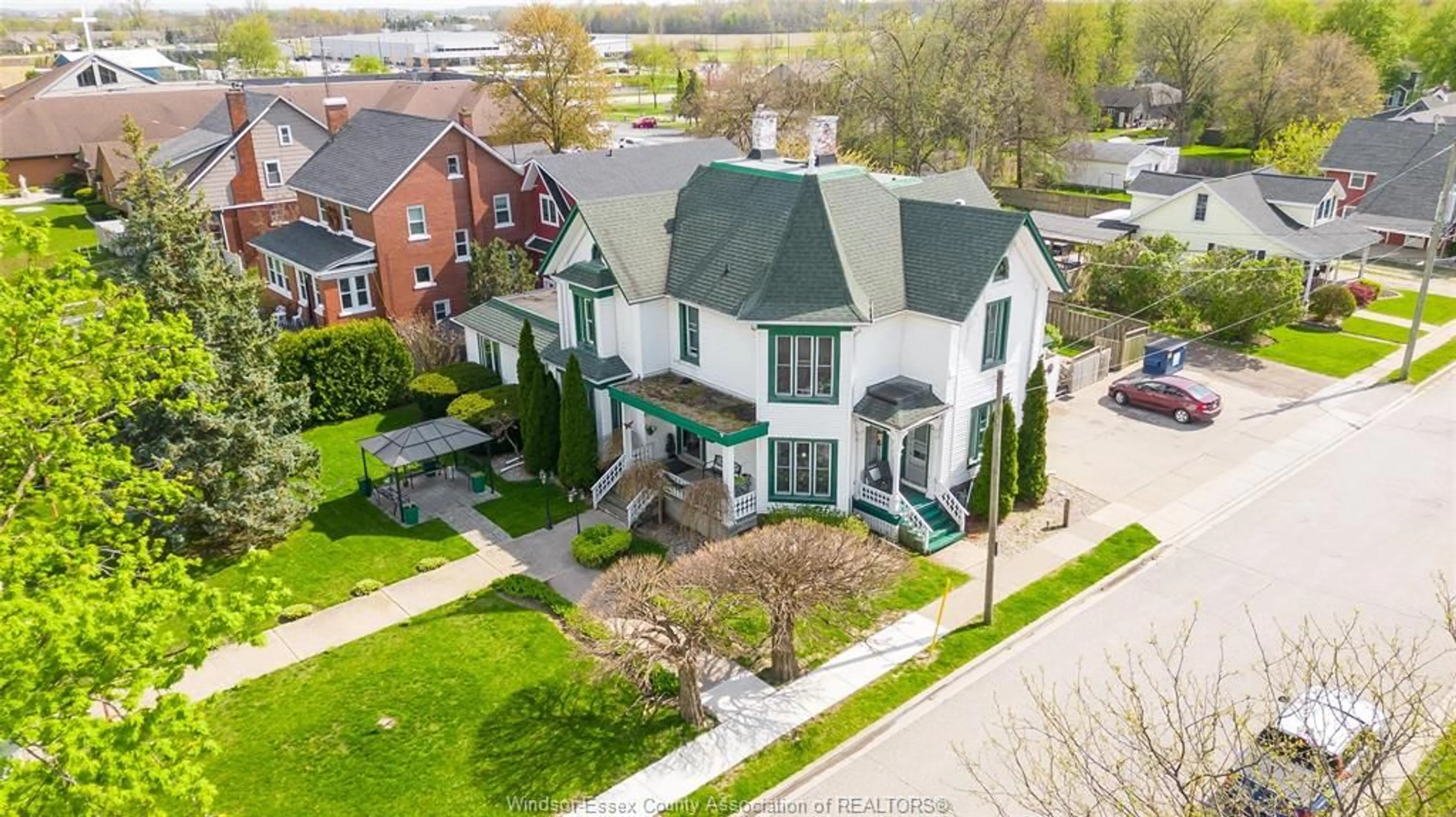 A pic from outside/outdoor area/front of a property/back of a property/a pic from drone, street for 122 TALBOT ST. S., Essex Ontario N8N 1B4