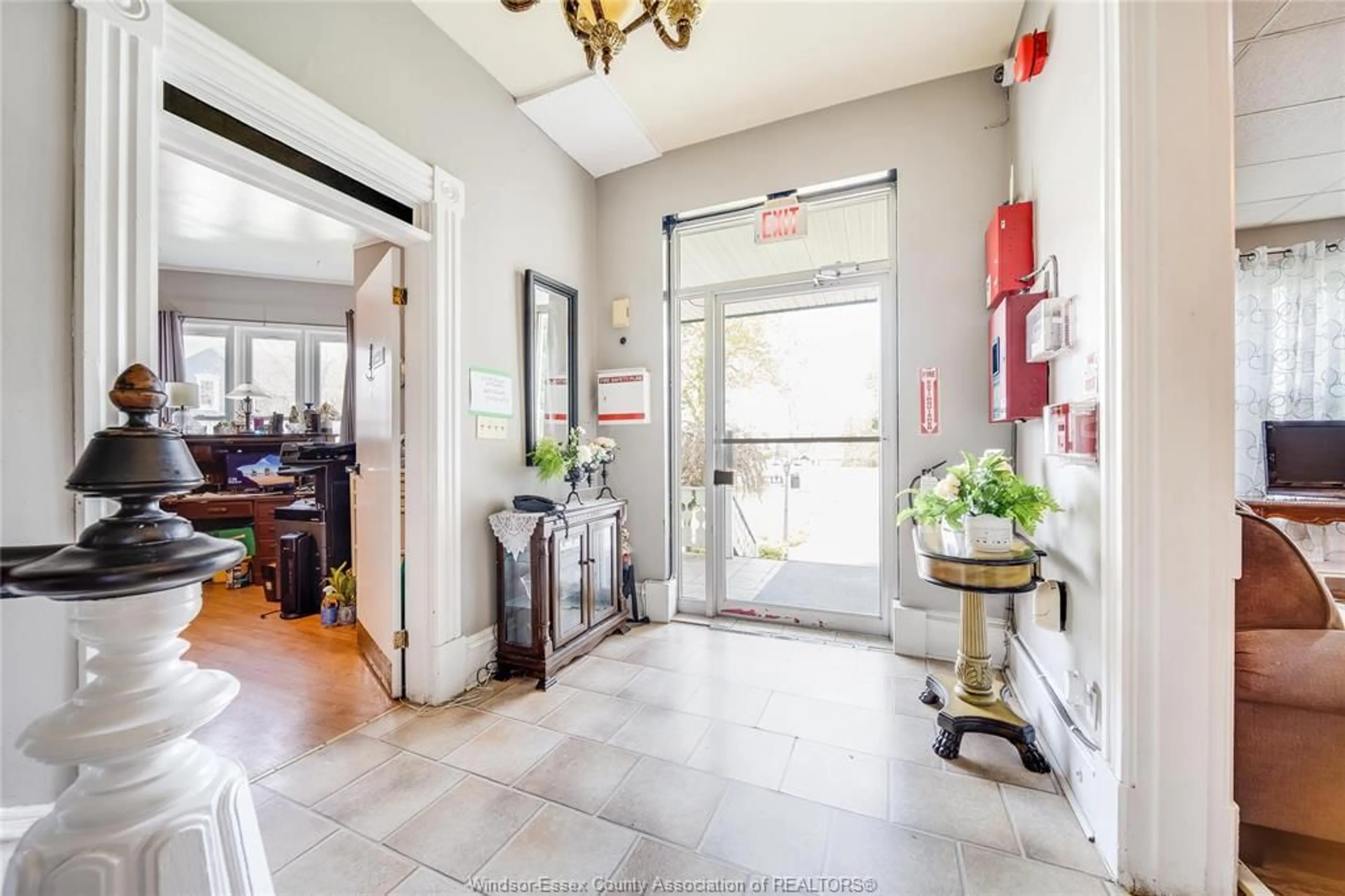 Indoor foyer for 122 TALBOT ST. S., Essex Ontario N8N 1B4