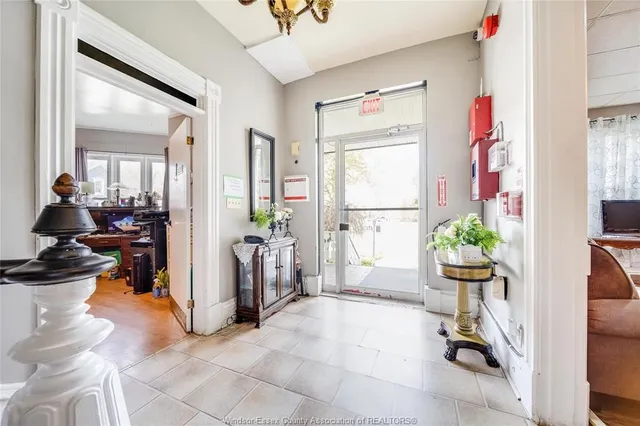 122 TALBOT ST. S., Essex 4