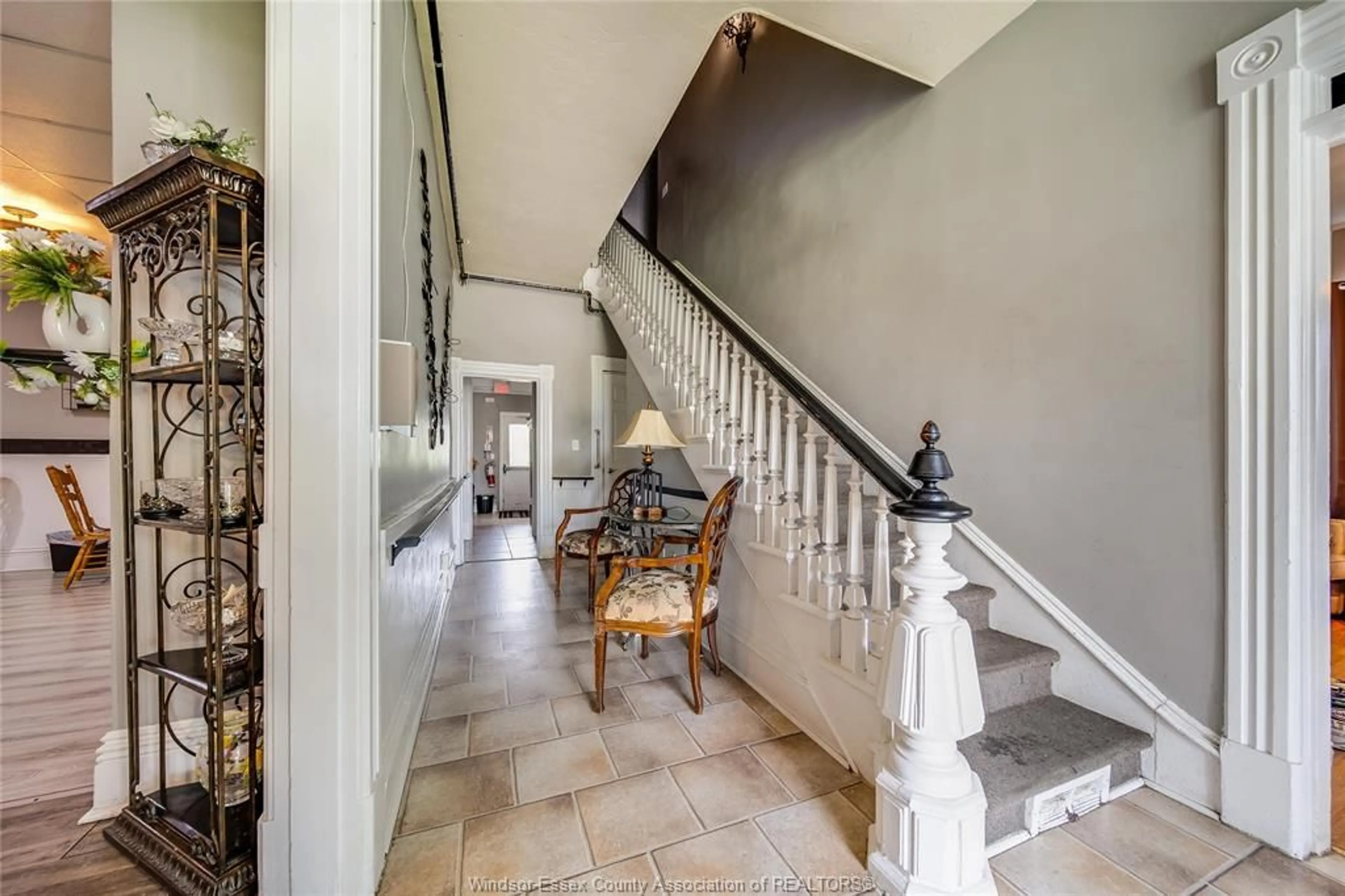 Indoor foyer for 122 TALBOT ST. S., Essex Ontario N8N 1B4