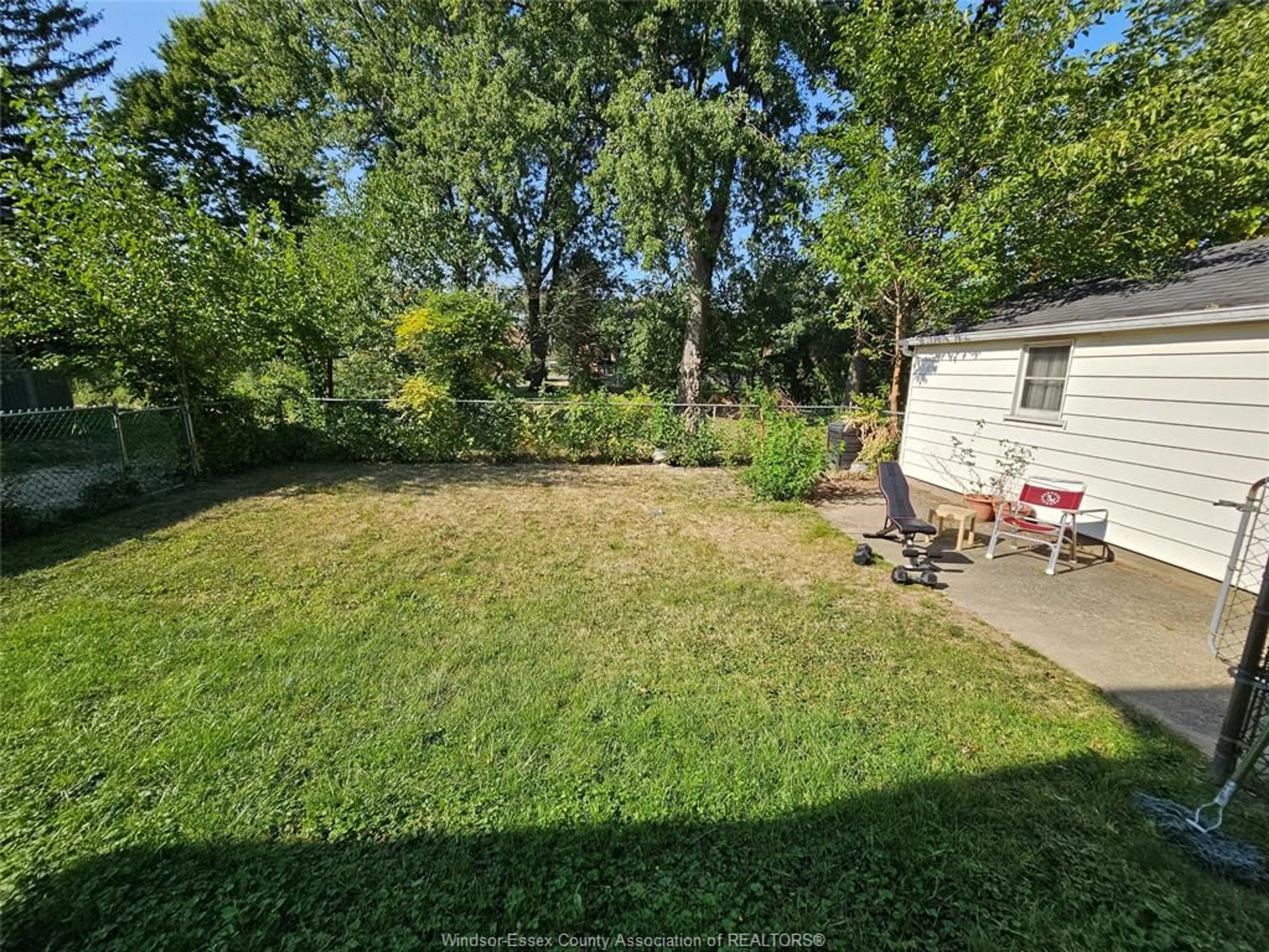 A pic from outside/outdoor area/front of a property/back of a property/a pic from drone, unknown for 1040 KENNEDY Dr, Windsor Ontario N9G 1T1