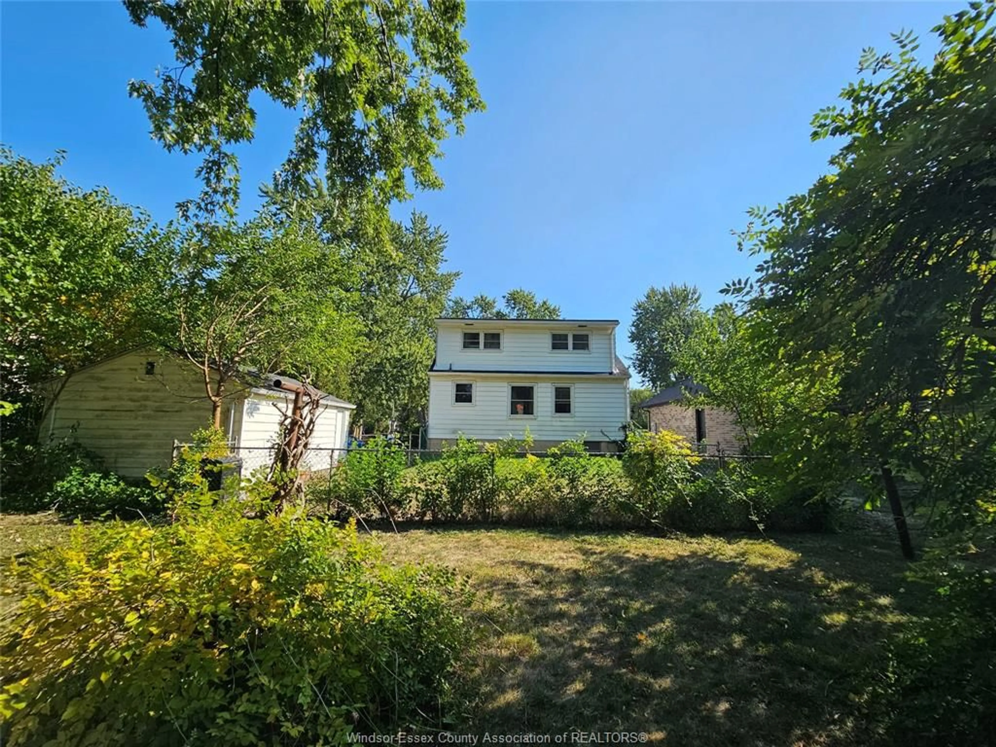 A pic from outside/outdoor area/front of a property/back of a property/a pic from drone, street for 1040 KENNEDY Dr, Windsor Ontario N9G 1T1