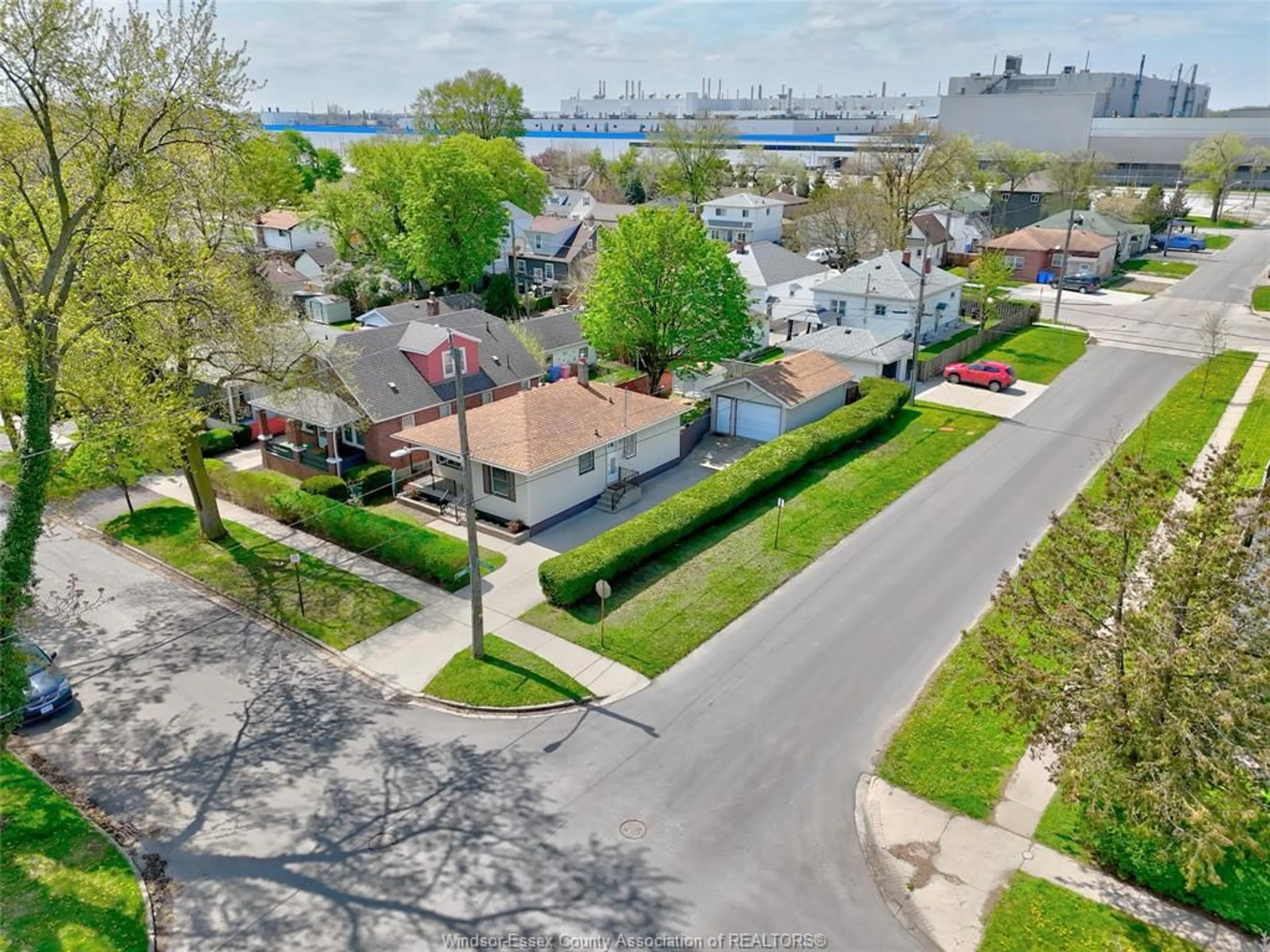 A pic from outside/outdoor area/front of a property/back of a property/a pic from drone, street for 2503 CHANDLER Rd, Windsor Ontario N8W 4A9