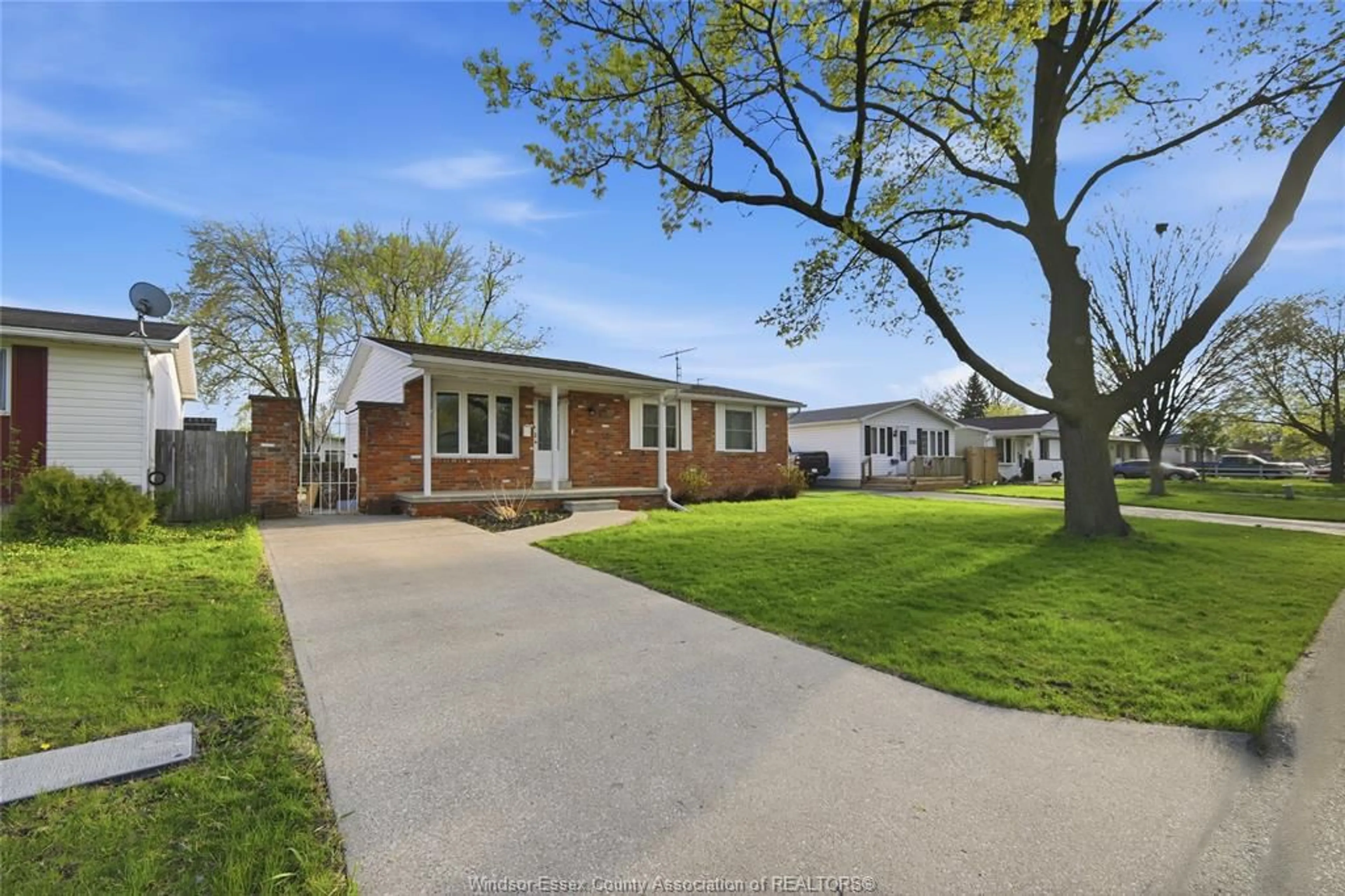 A pic from outside/outdoor area/front of a property/back of a property/a pic from drone, street for 10395 CALEDON Crt, Windsor Ontario N8R 1C7