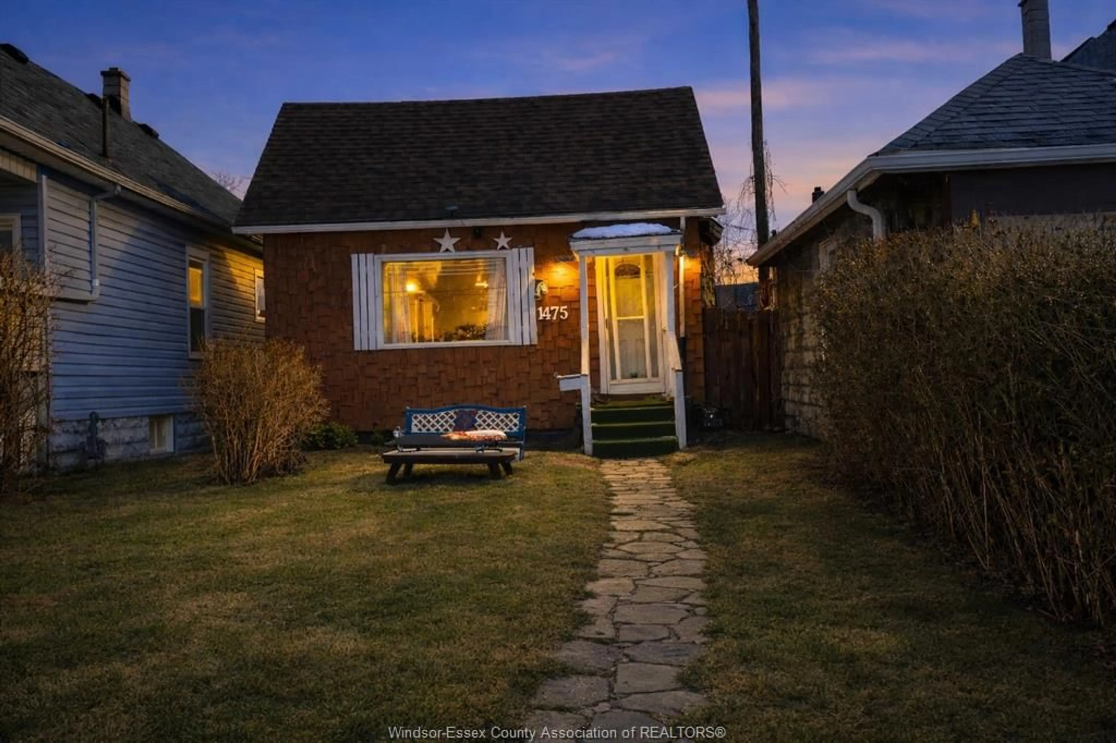 A pic from outside/outdoor area/front of a property/back of a property/a pic from drone, street for 1475 MARTINDALE St, Windsor Ontario N9B 1G4