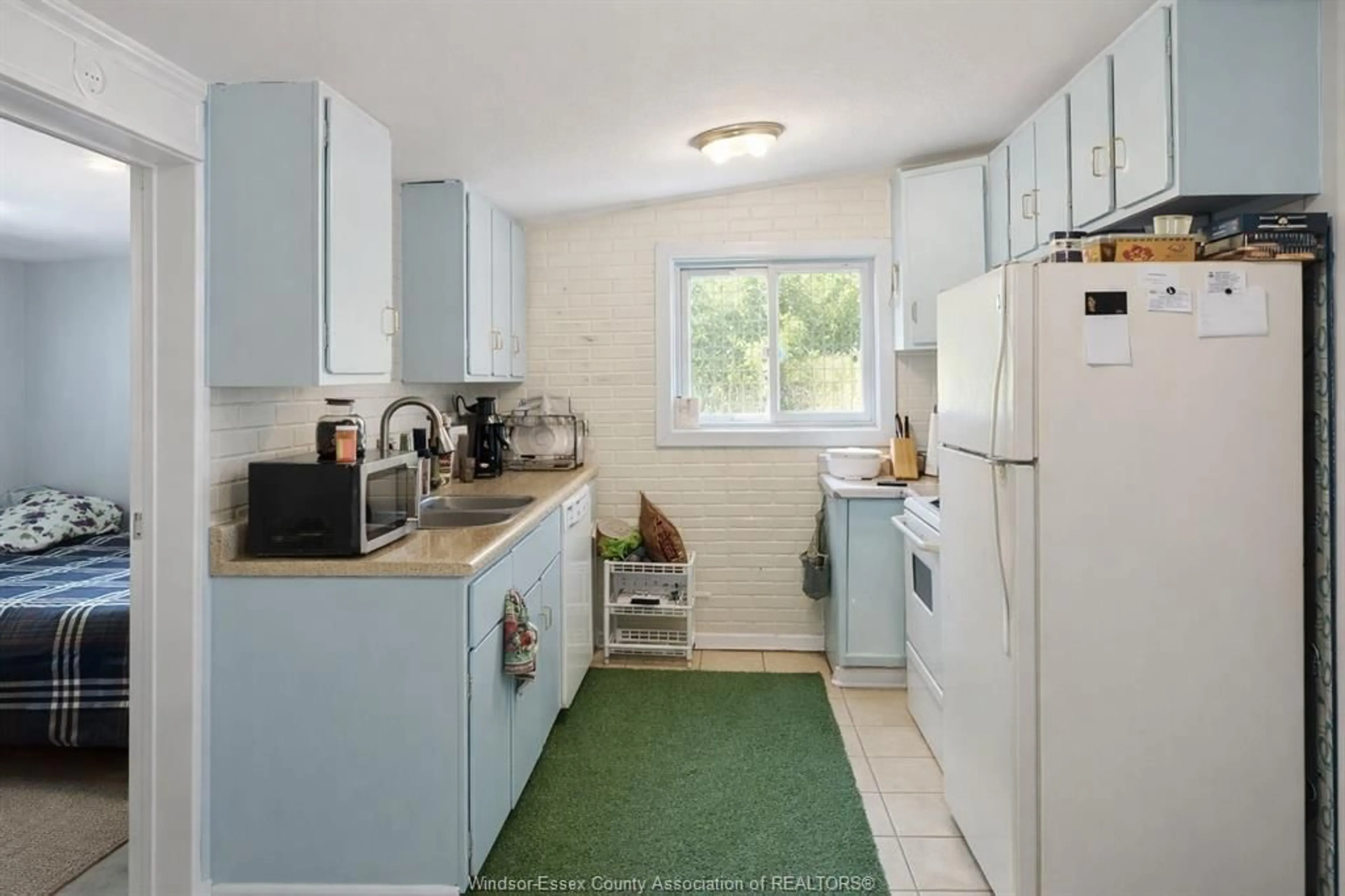 Standard kitchen, unknown for 1475 MARTINDALE St, Windsor Ontario N9B 1G4