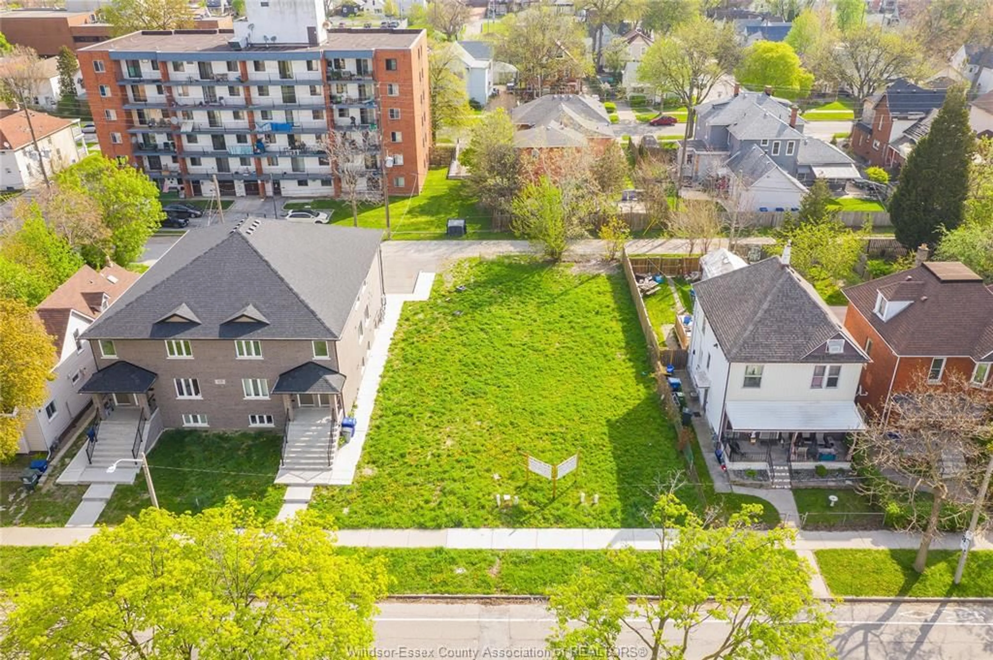 A pic from outside/outdoor area/front of a property/back of a property/a pic from drone, unknown for 484-488 JANETTE, Windsor Ontario N9A 4Z5