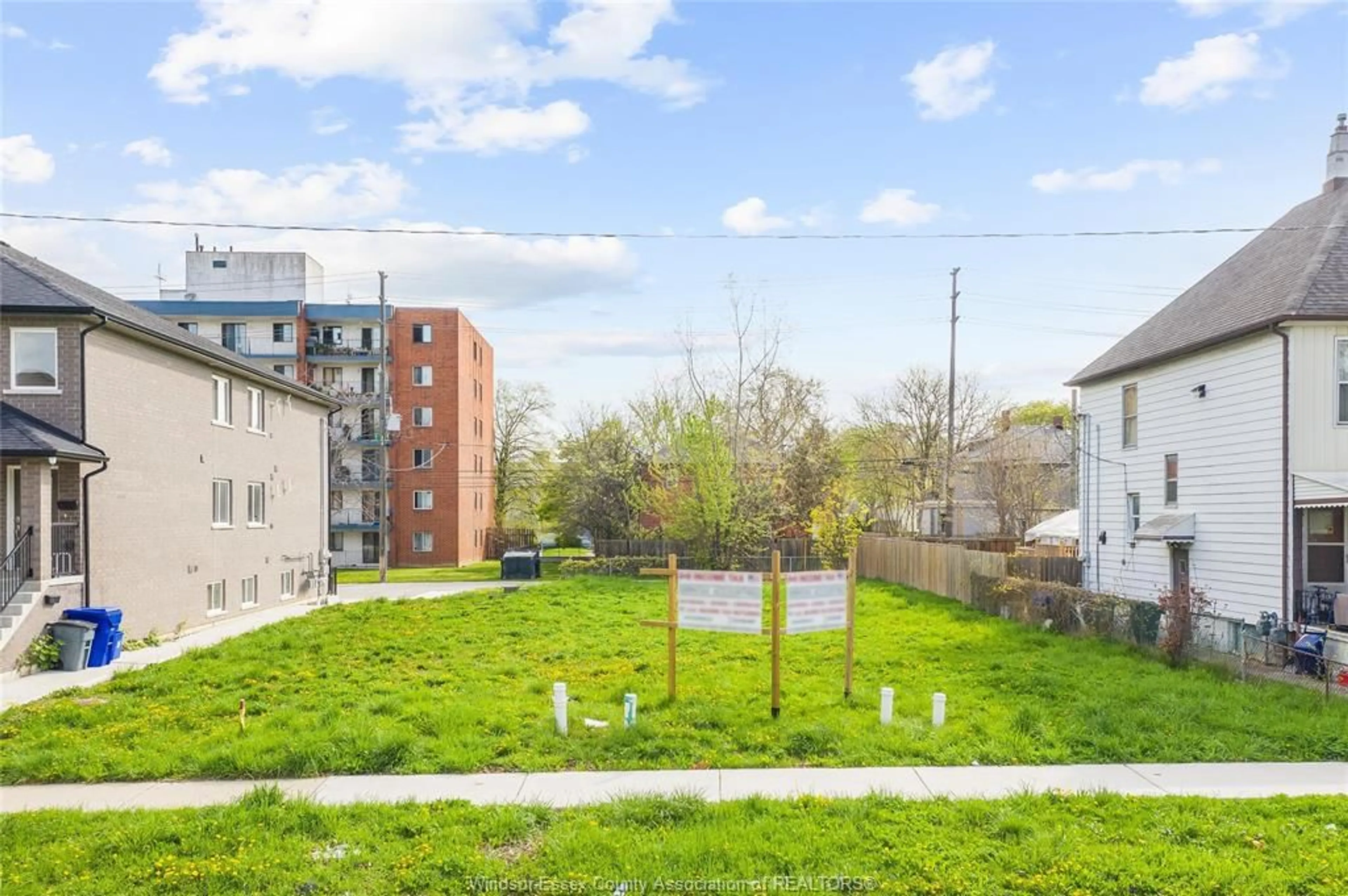 A pic from outside/outdoor area/front of a property/back of a property/a pic from drone, city buildings view from balcony for 484-488 JANETTE, Windsor Ontario N9A 4Z5