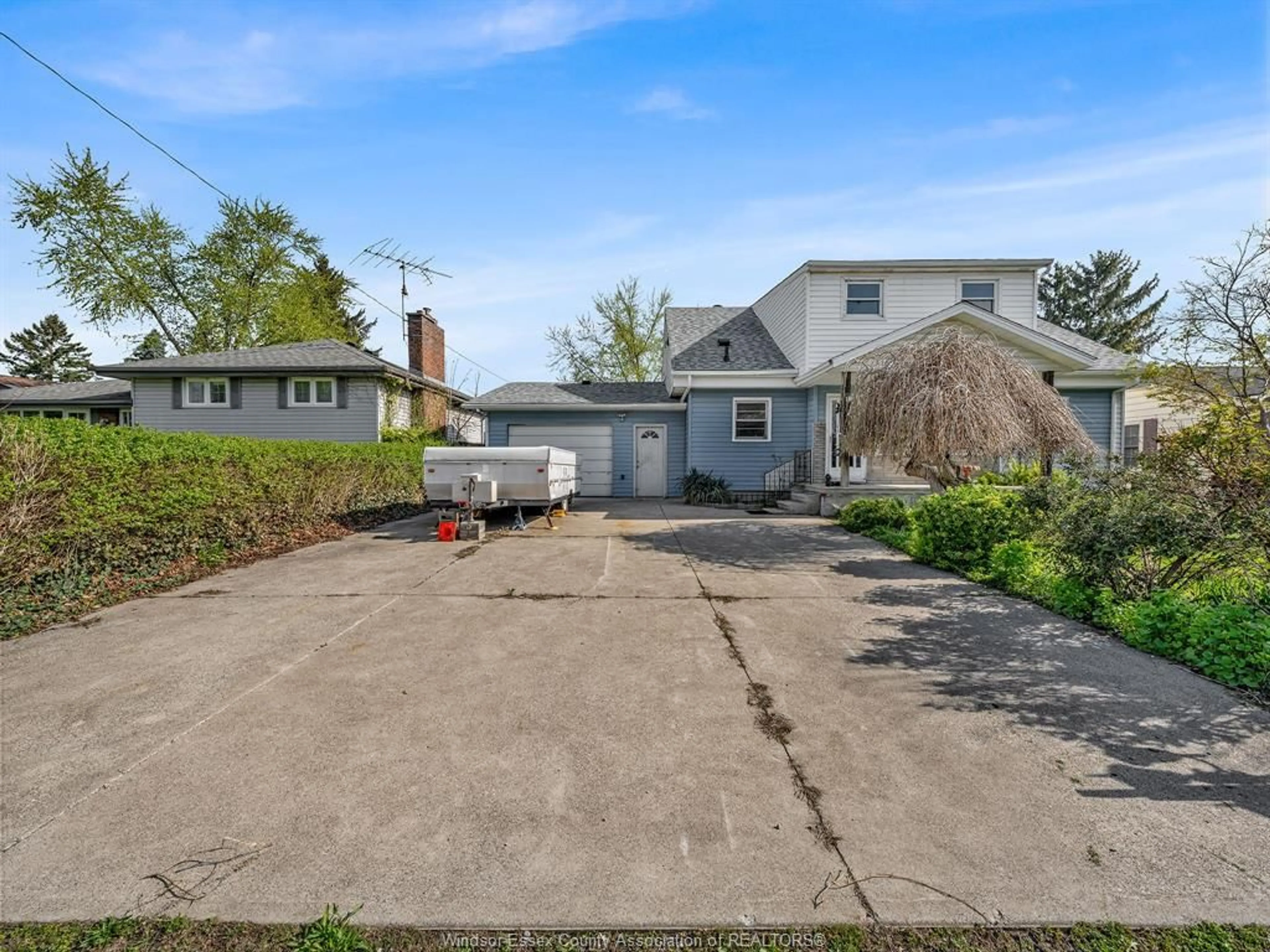 A pic from outside/outdoor area/front of a property/back of a property/a pic from drone, street for 271 Maple, LaSalle Ontario N9J 1N9