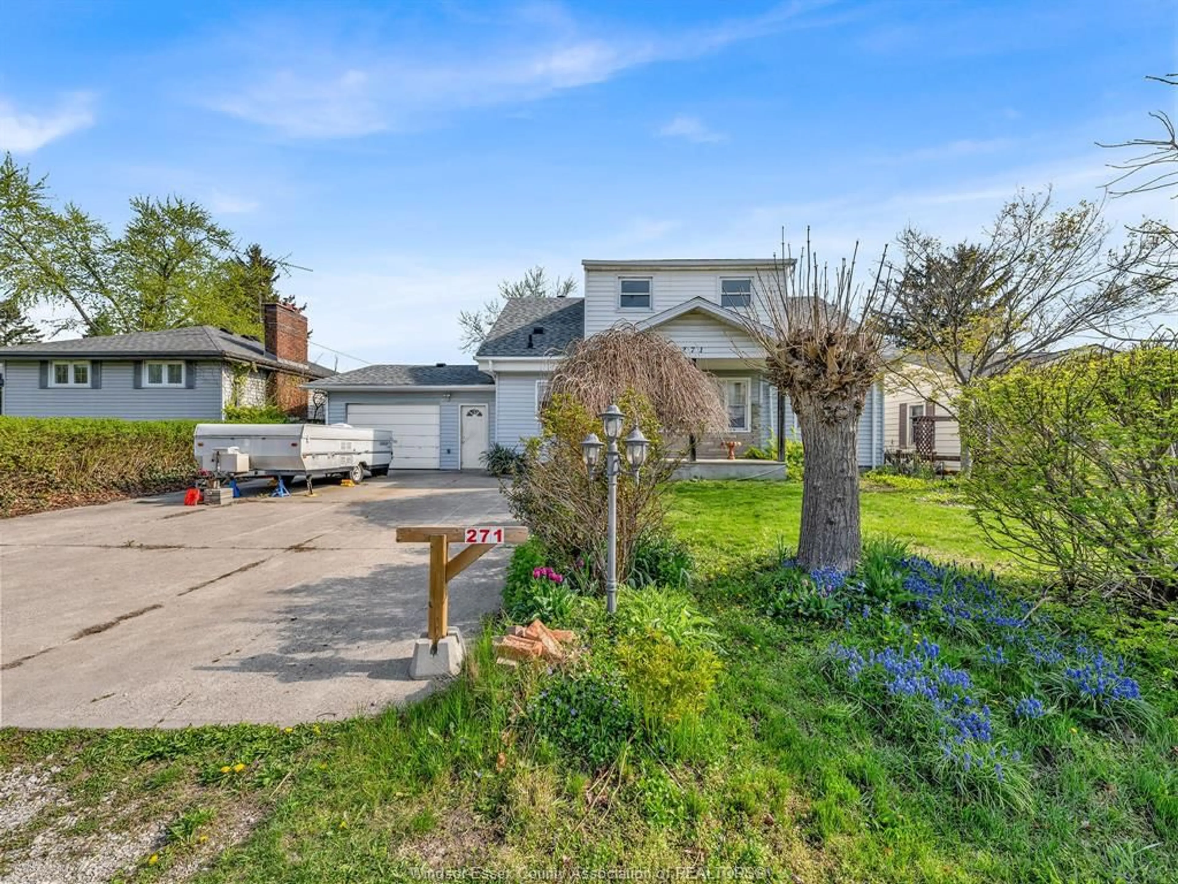 A pic from outside/outdoor area/front of a property/back of a property/a pic from drone, street for 271 Maple, LaSalle Ontario N9J 1N9