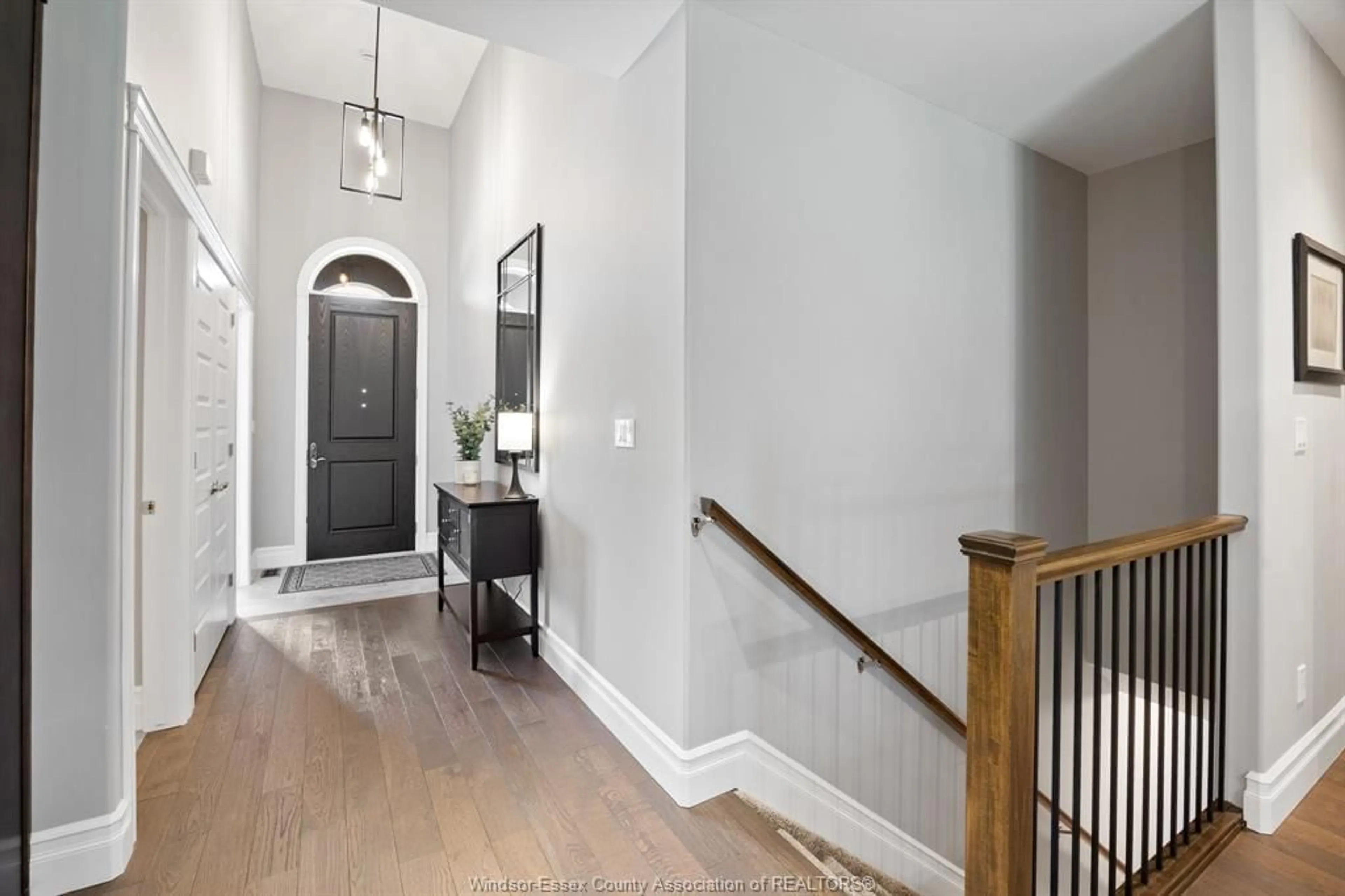 Indoor entryway for 1581 CYPRESS Ave, Windsor Ontario N8P 0C9