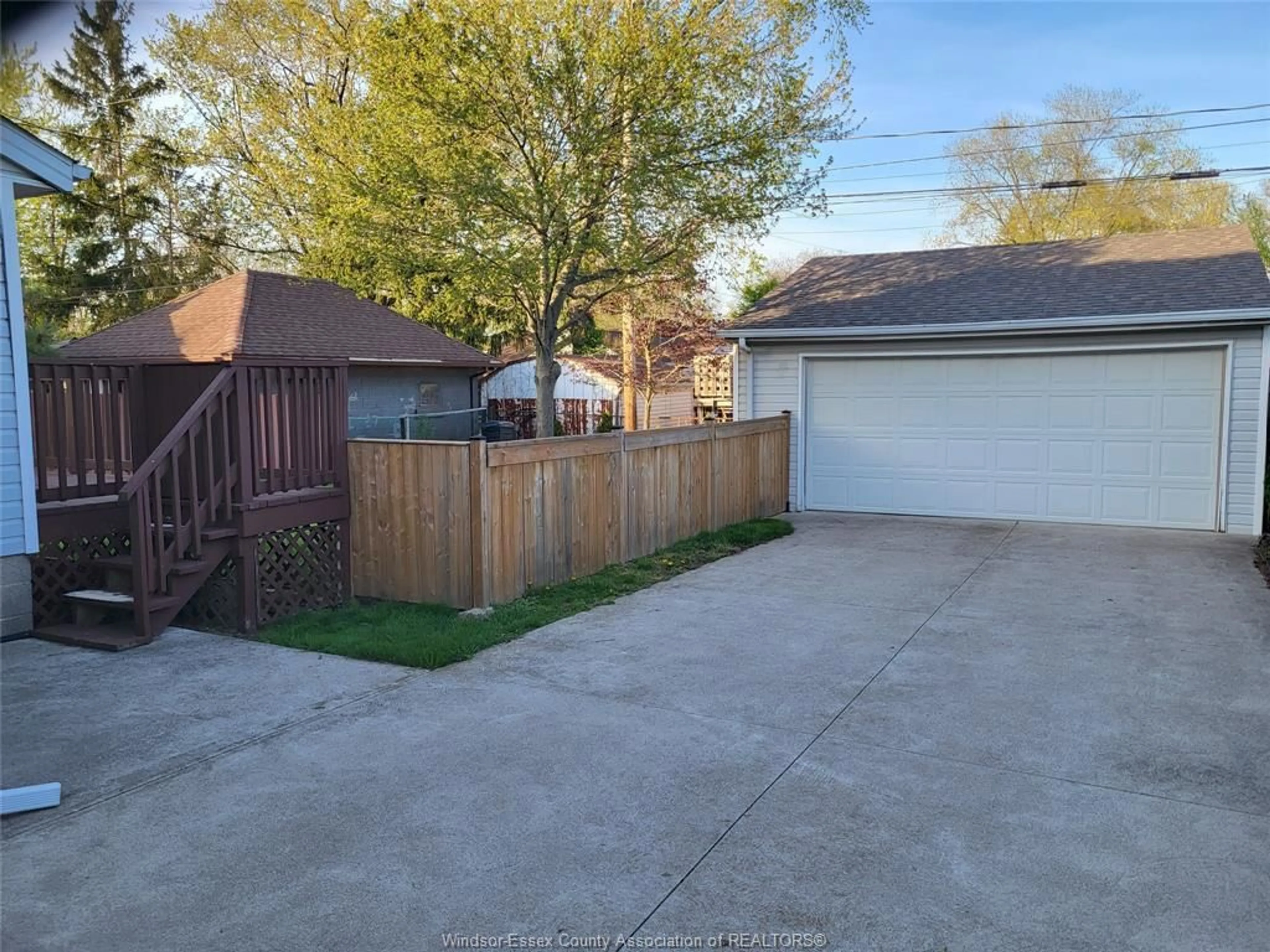 A pic from outside/outdoor area/front of a property/back of a property/a pic from drone, street for 1038 JANISSE, Windsor Ontario N8S 2W1