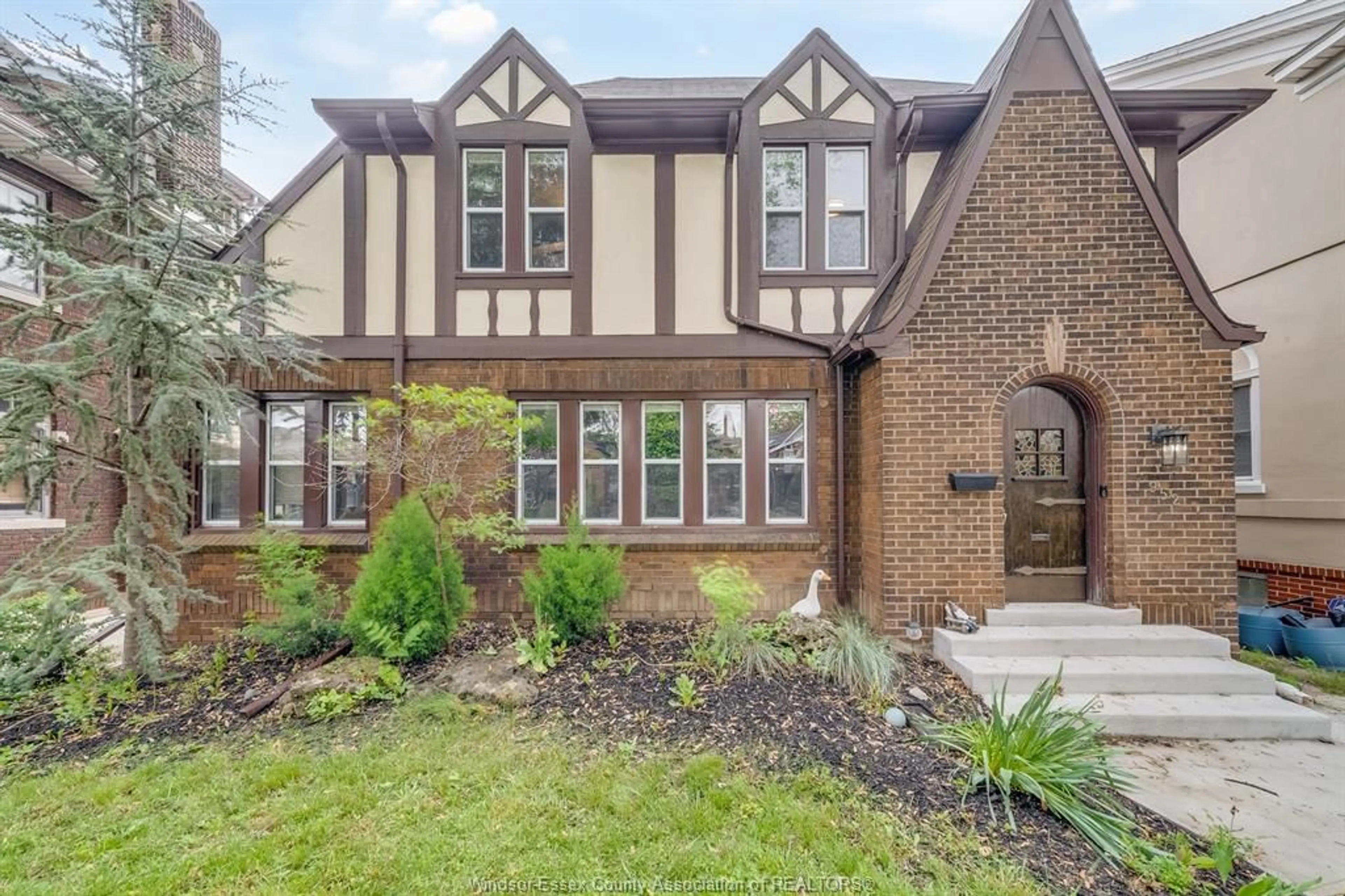 Home with brick exterior material, street for 952 VICTORIA Ave, Windsor Ontario N9A 4N4