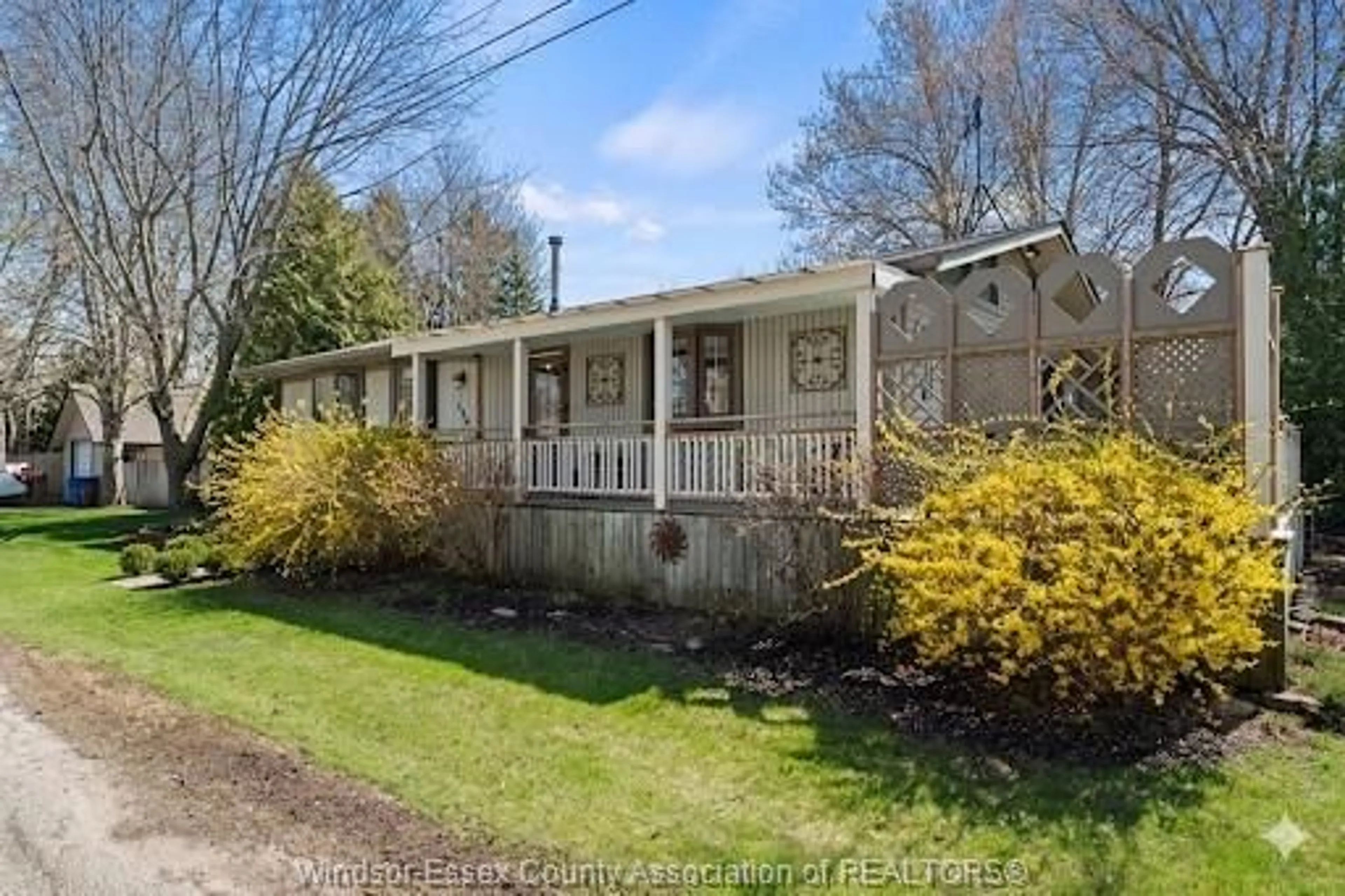 A pic from outside/outdoor area/front of a property/back of a property/a pic from drone, street for 135 ESSEX Blvd, Amherstburg Ontario N9V 2Y8