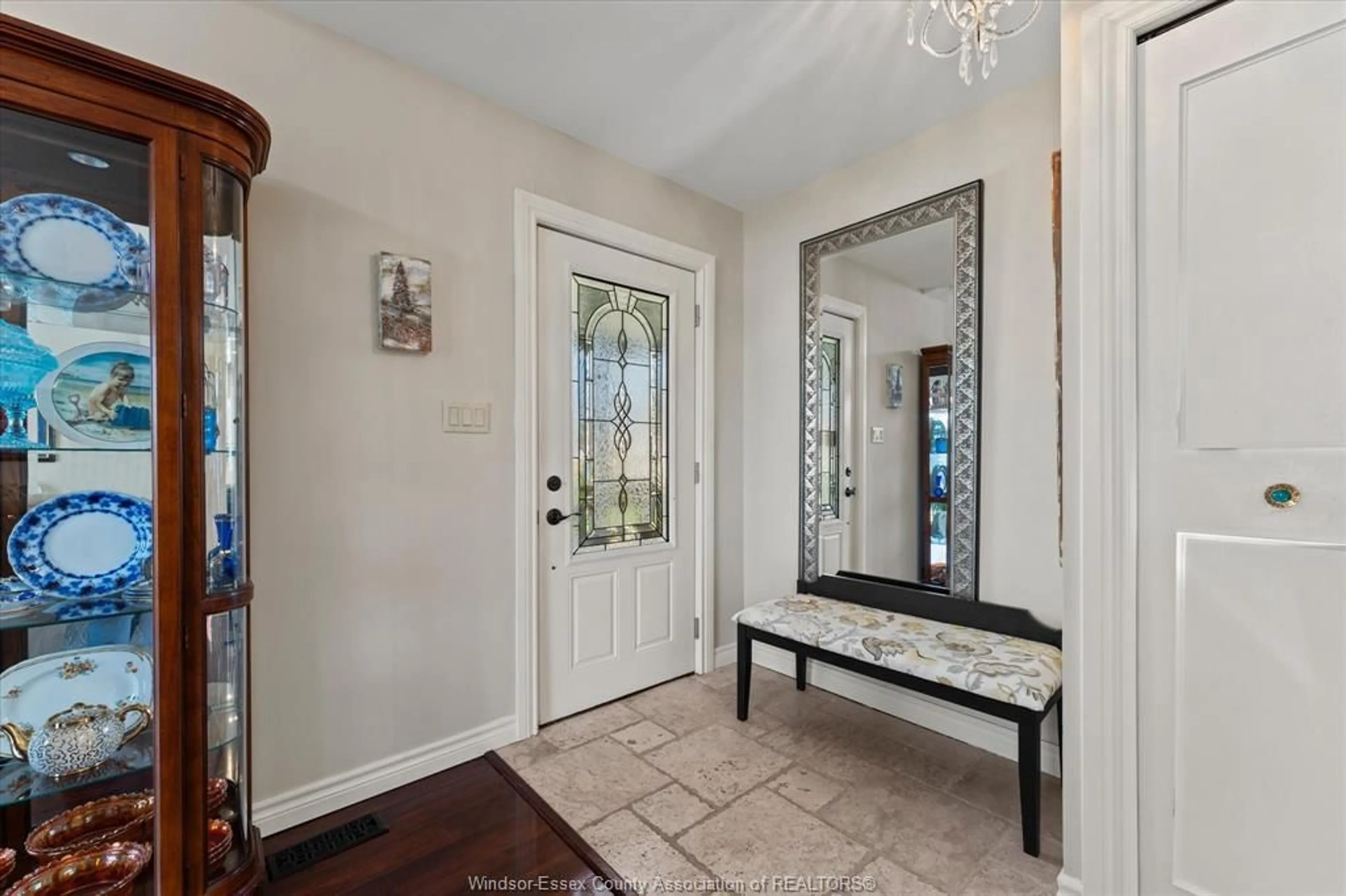 Indoor entryway for 135 ESSEX Blvd, Amherstburg Ontario N9V 2Y8