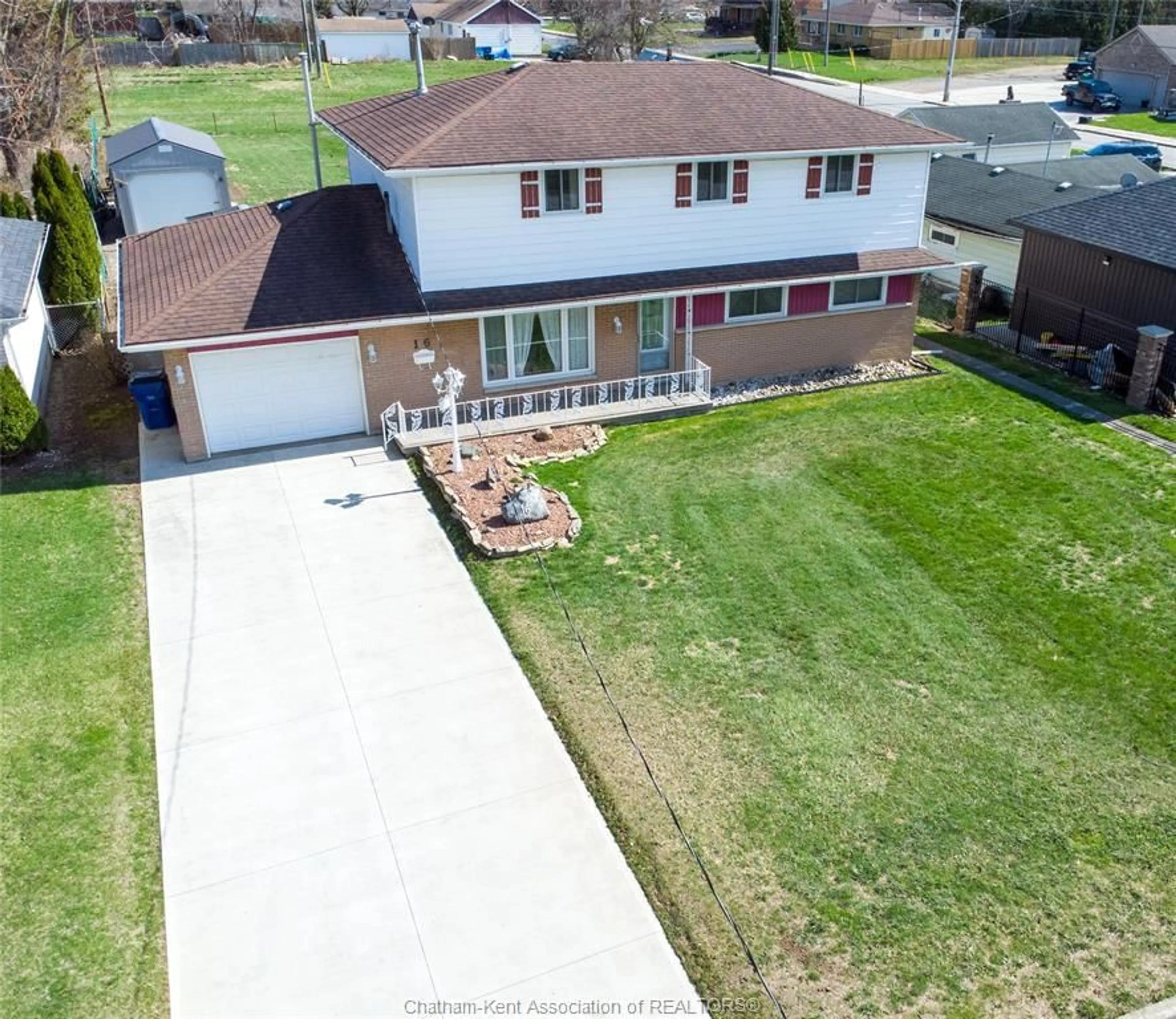 A pic from outside/outdoor area/front of a property/back of a property/a pic from drone, street for 16 ARTHUR Dr, Chatham Ontario N7M 3Y4