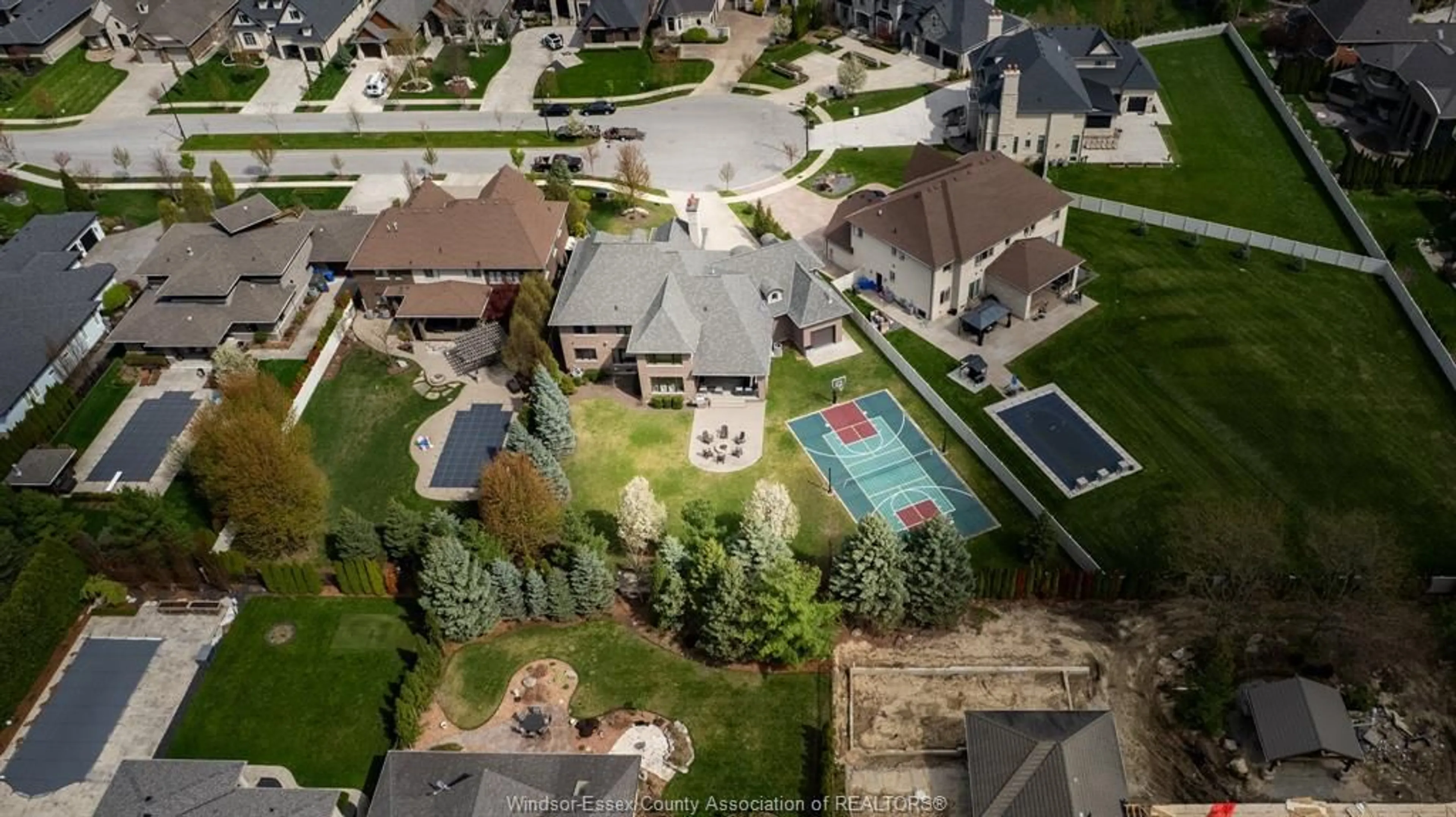 A pic from outside/outdoor area/front of a property/back of a property/a pic from drone, street for 2163 SERENITY Cir, LaSalle Ontario N9H 0C6