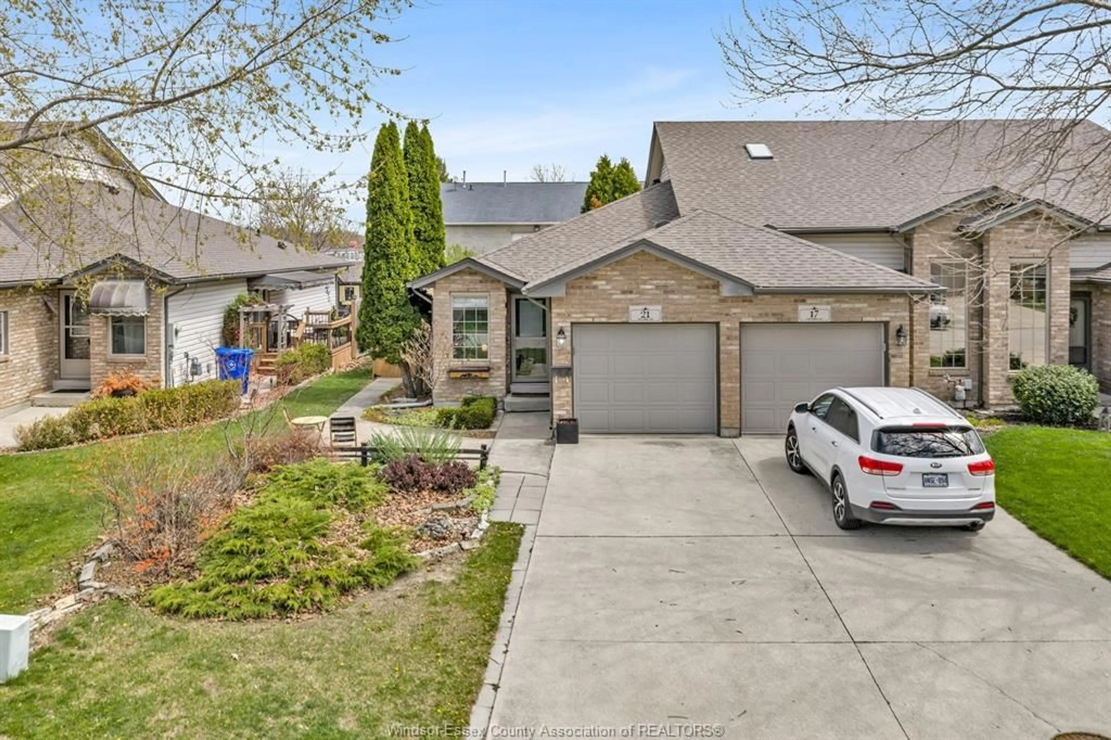 A pic from outside/outdoor area/front of a property/back of a property/a pic from drone, street for 21 TOFFLEMIRE Crt, Amherstburg Ontario N9V 4E3