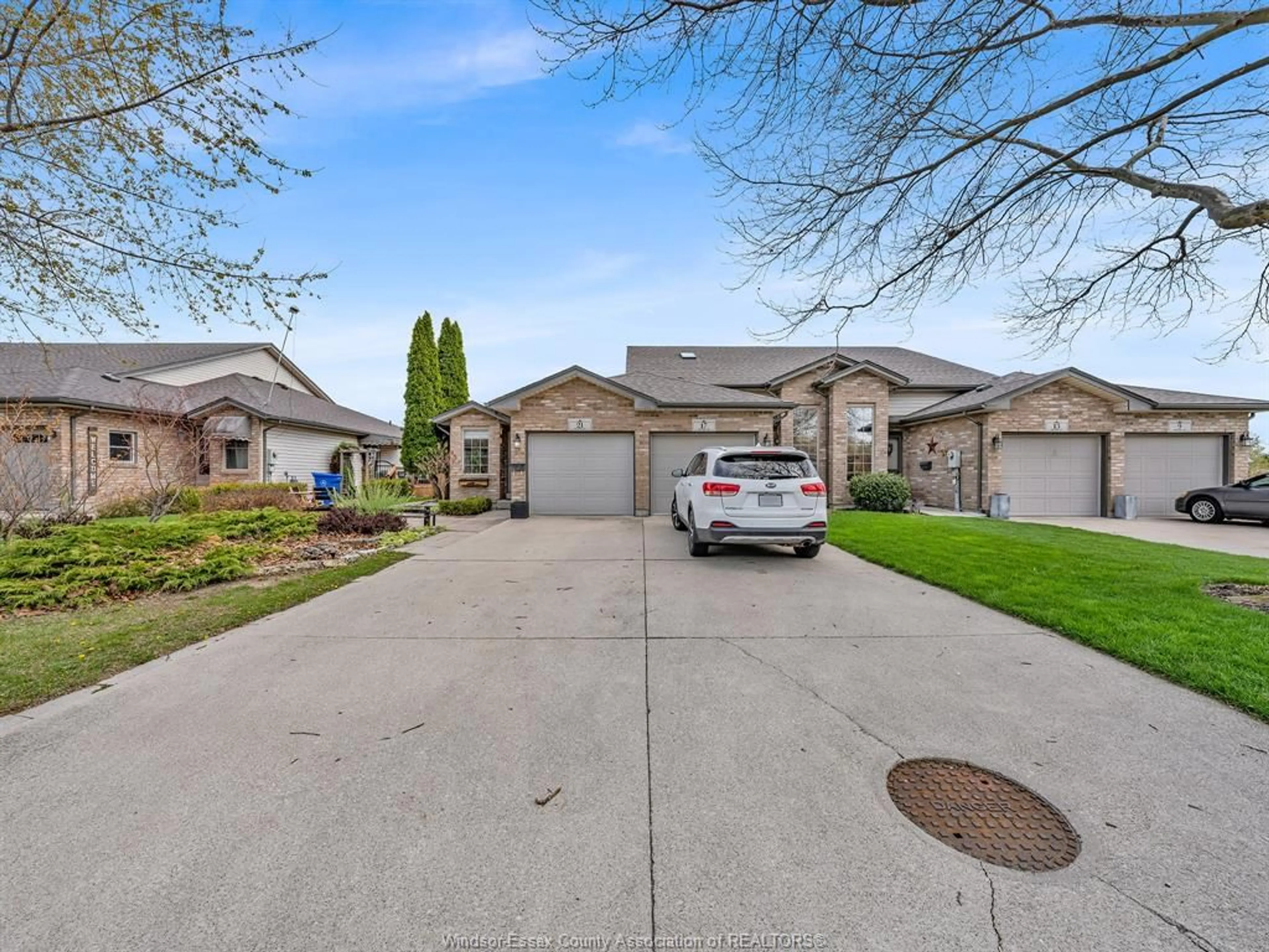 A pic from outside/outdoor area/front of a property/back of a property/a pic from drone, street for 21 TOFFLEMIRE Crt, Amherstburg Ontario N9V 4E3