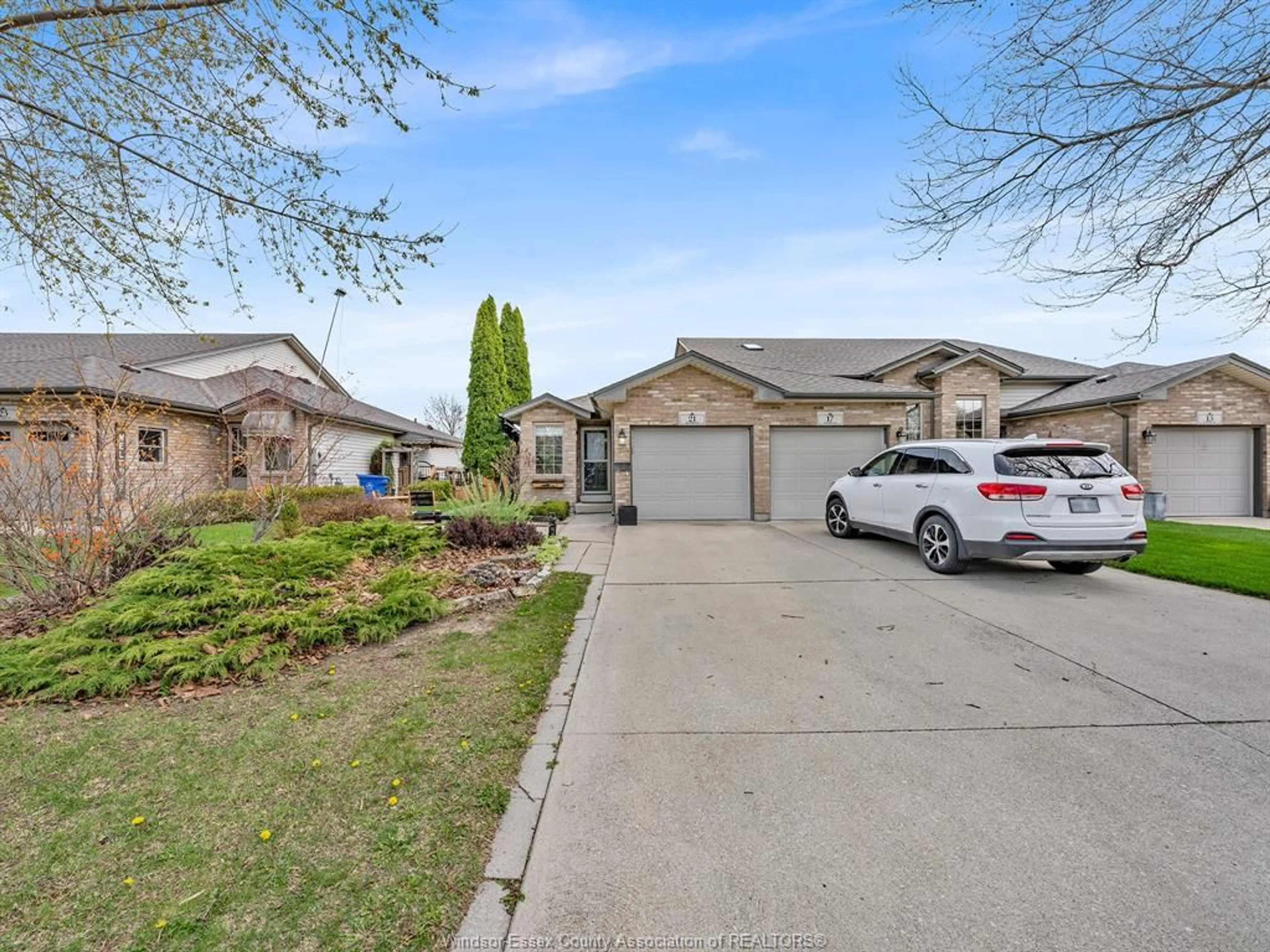 A pic from outside/outdoor area/front of a property/back of a property/a pic from drone, street for 21 TOFFLEMIRE Crt, Amherstburg Ontario N9V 4E3