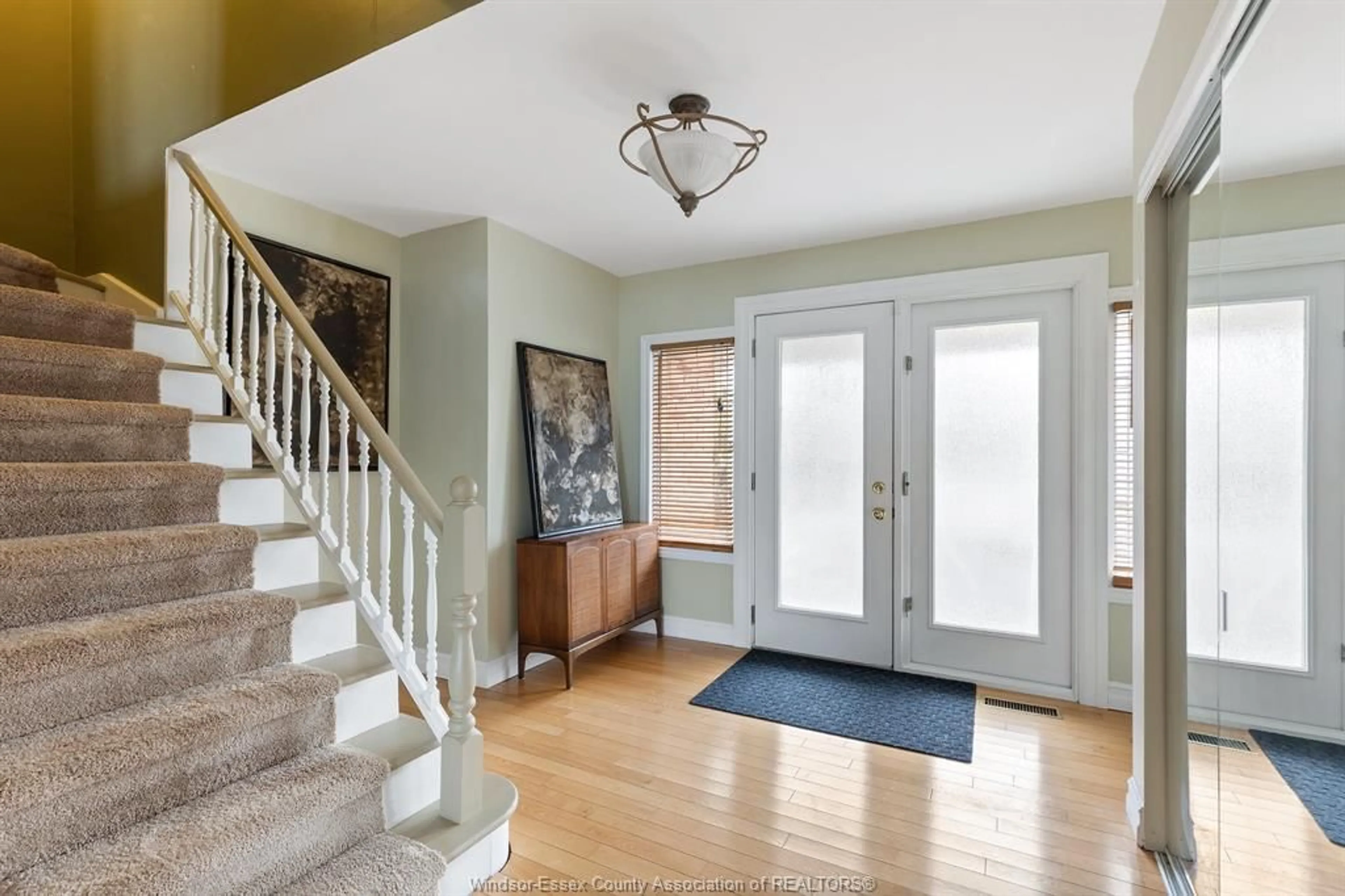 Indoor entryway for 1225 SURF CLUB Dr, Lakeshore Ontario N0R 1S0