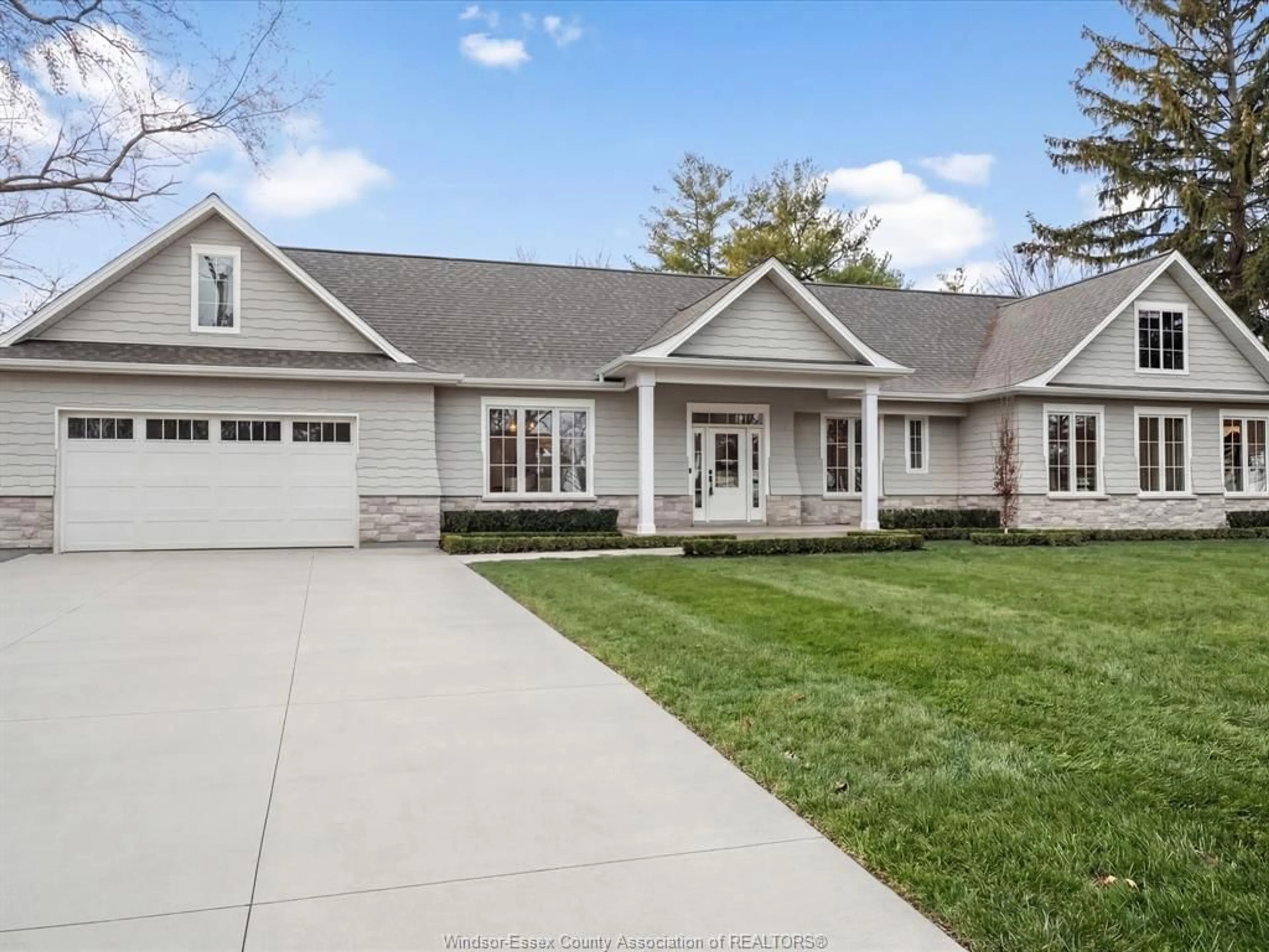 Home with vinyl exterior material, street for 533 PEARL St, Lakeshore Ontario N8L 0Y4