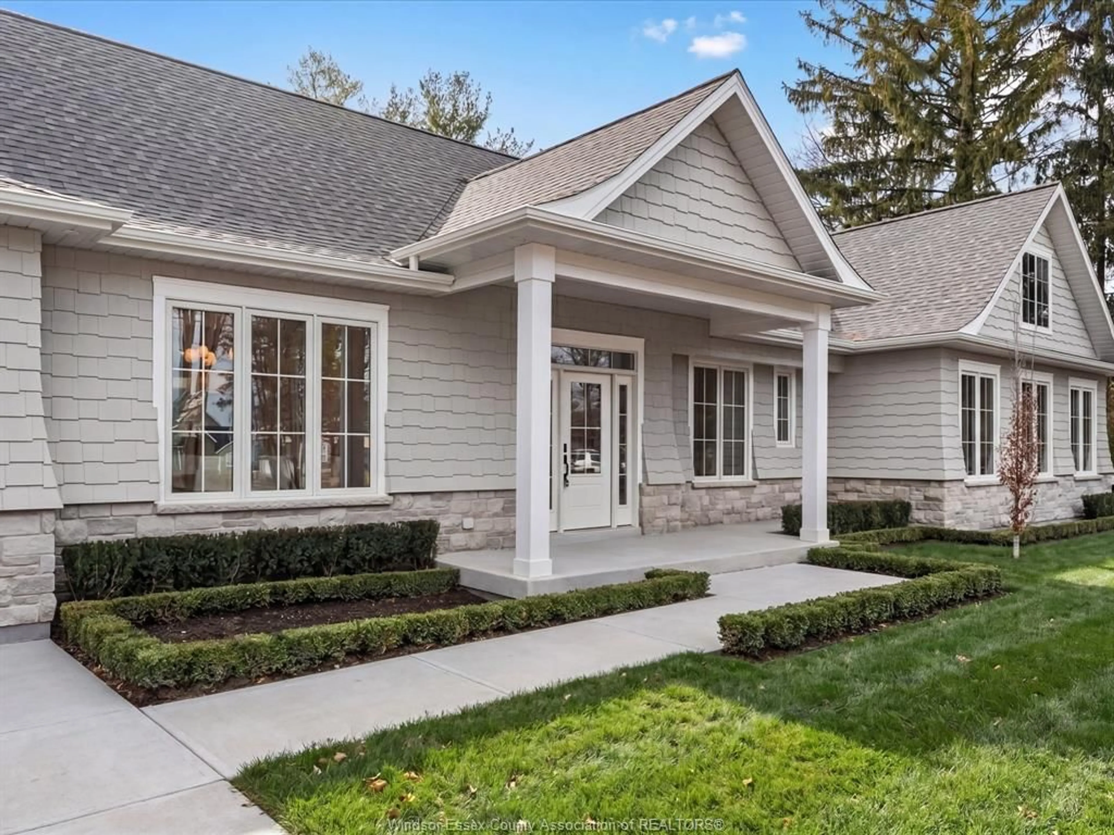 Home with vinyl exterior material, street for 533 PEARL St, Lakeshore Ontario N8L 0Y4