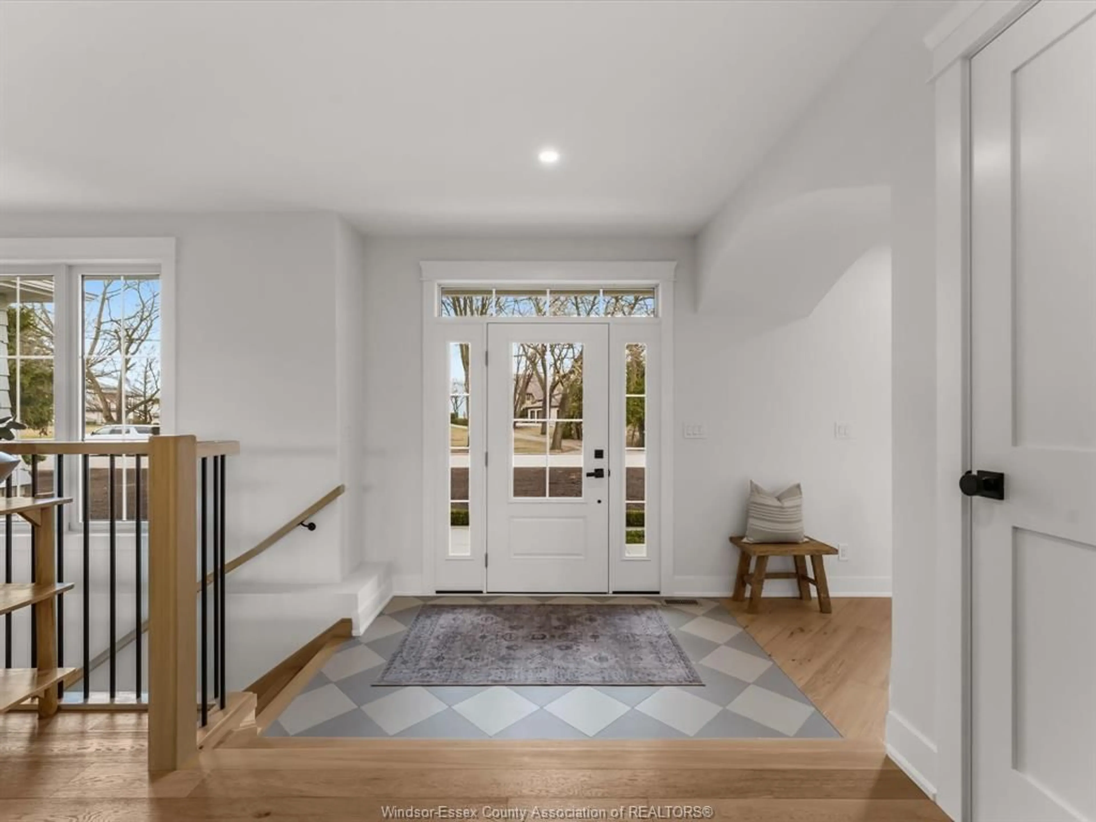 Indoor entryway for 533 PEARL St, Lakeshore Ontario N8L 0Y4