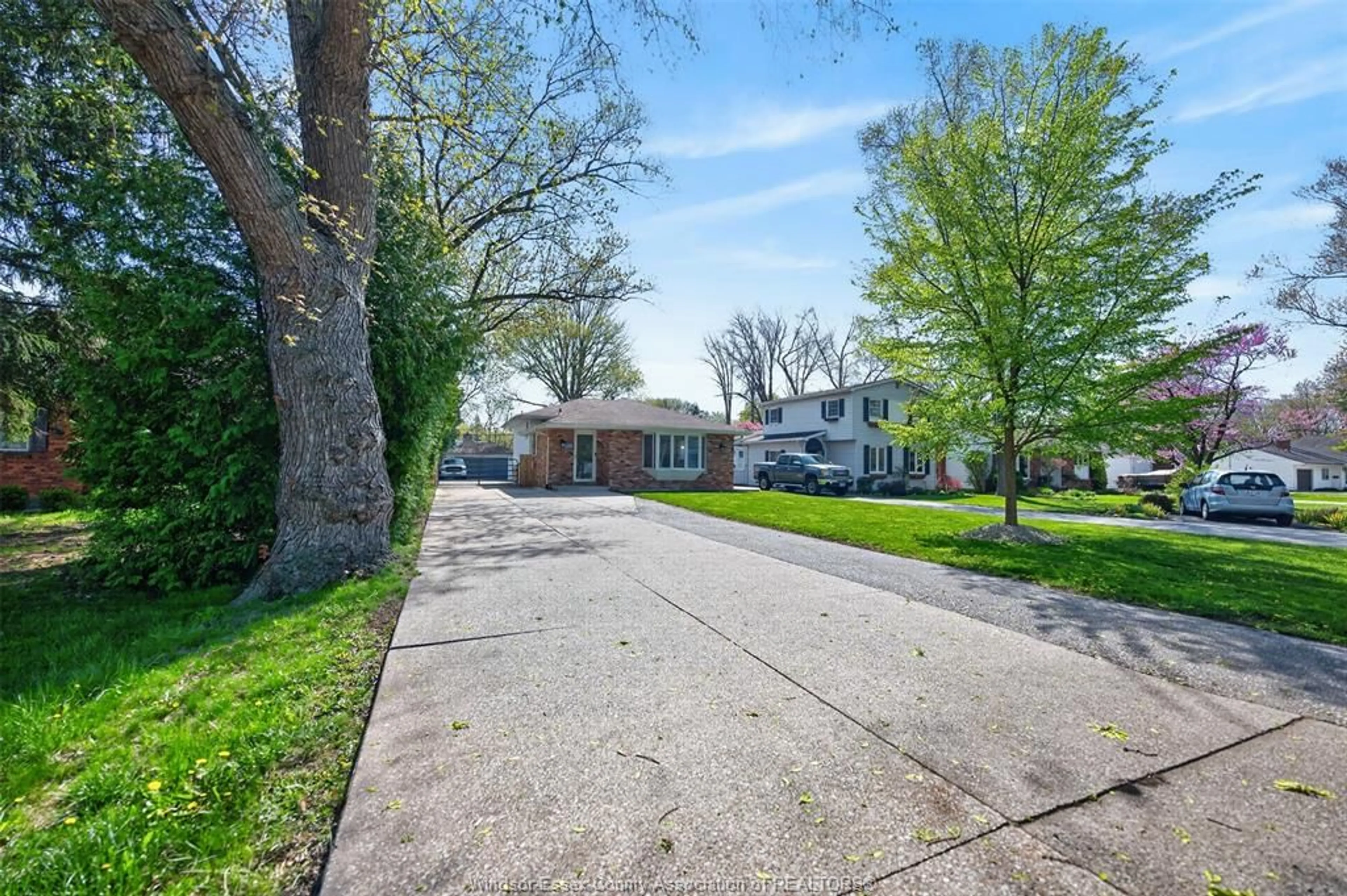 A pic from outside/outdoor area/front of a property/back of a property/a pic from drone, street for 226 EDGEWATER Blvd, Tecumseh Ontario N8N 2H2