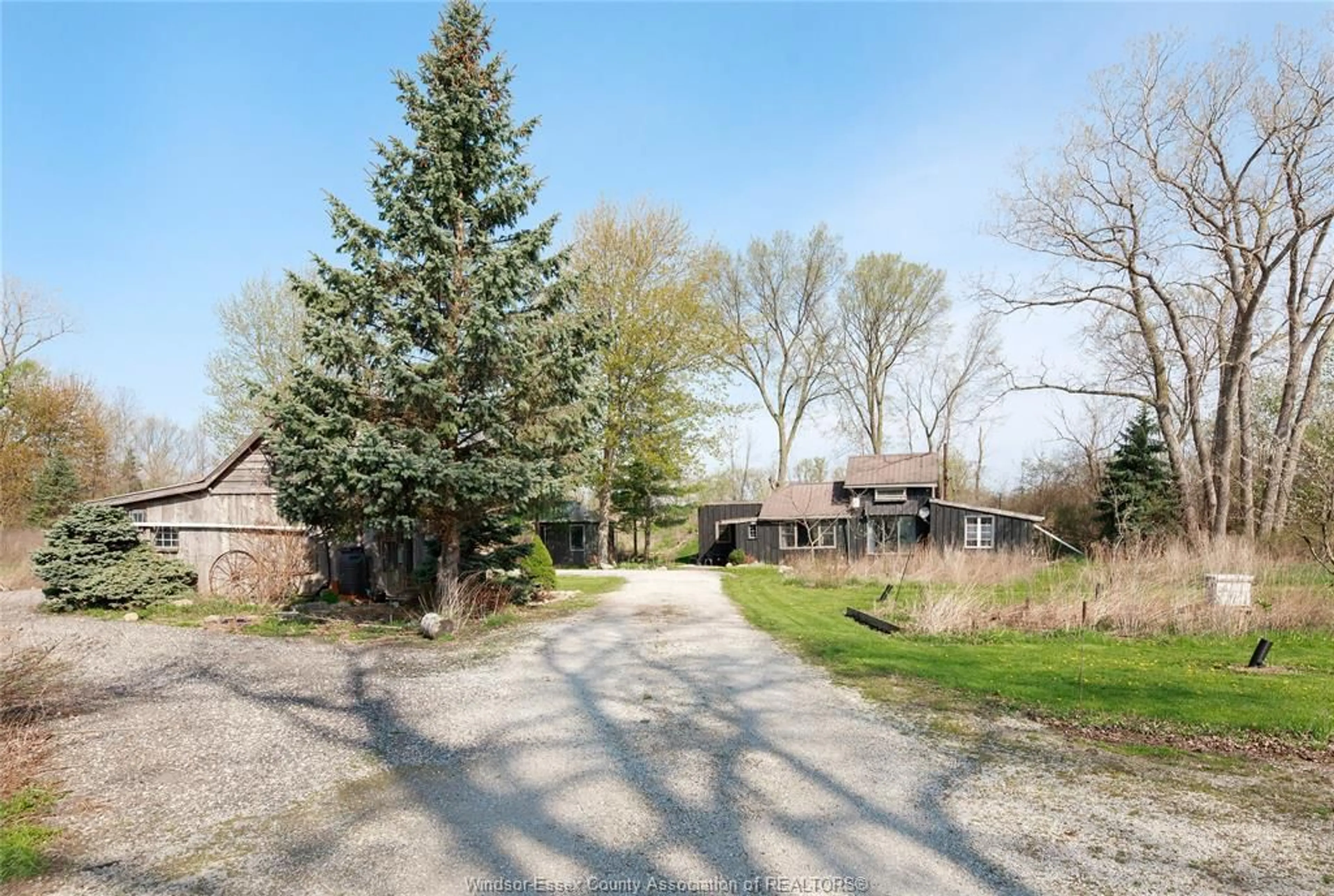 A pic from outside/outdoor area/front of a property/back of a property/a pic from drone, street for 5689 Third Line, Chatham-Kent Ontario N7M 5T1
