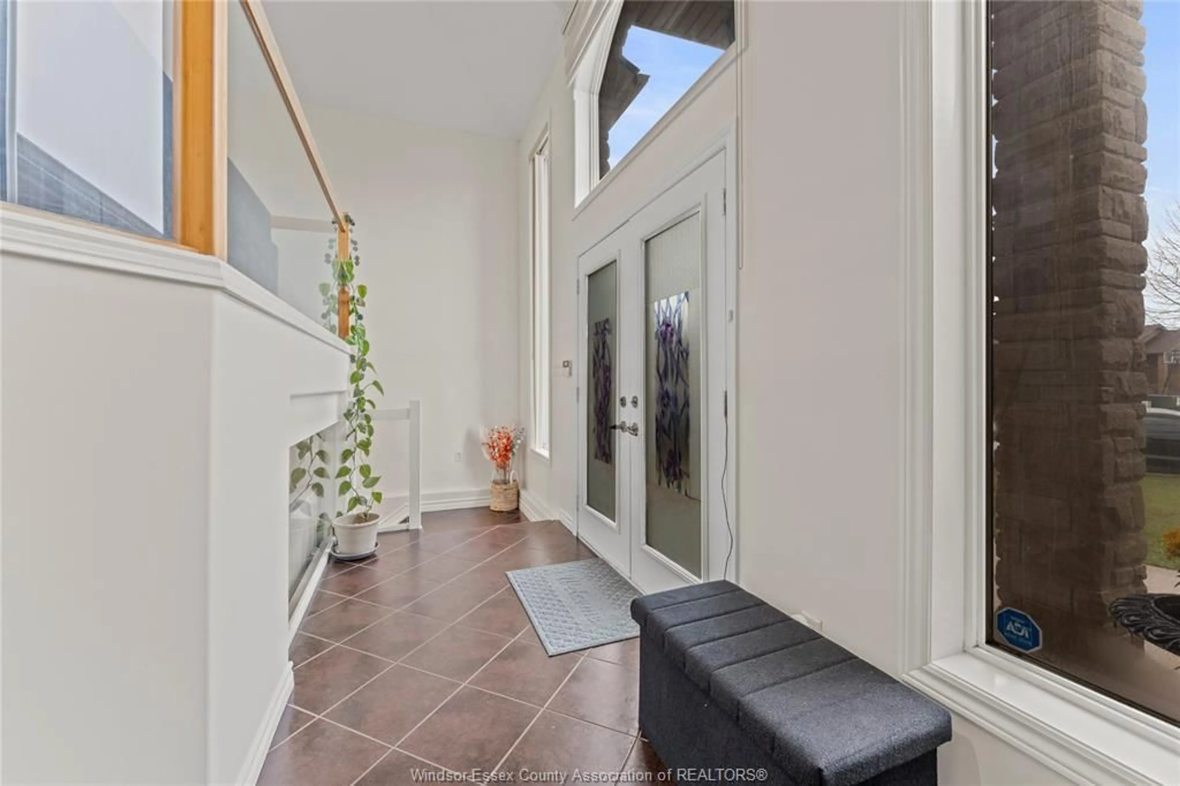 Indoor entryway for 4824 BARCELONA, Windsor Ontario N9G 3E9