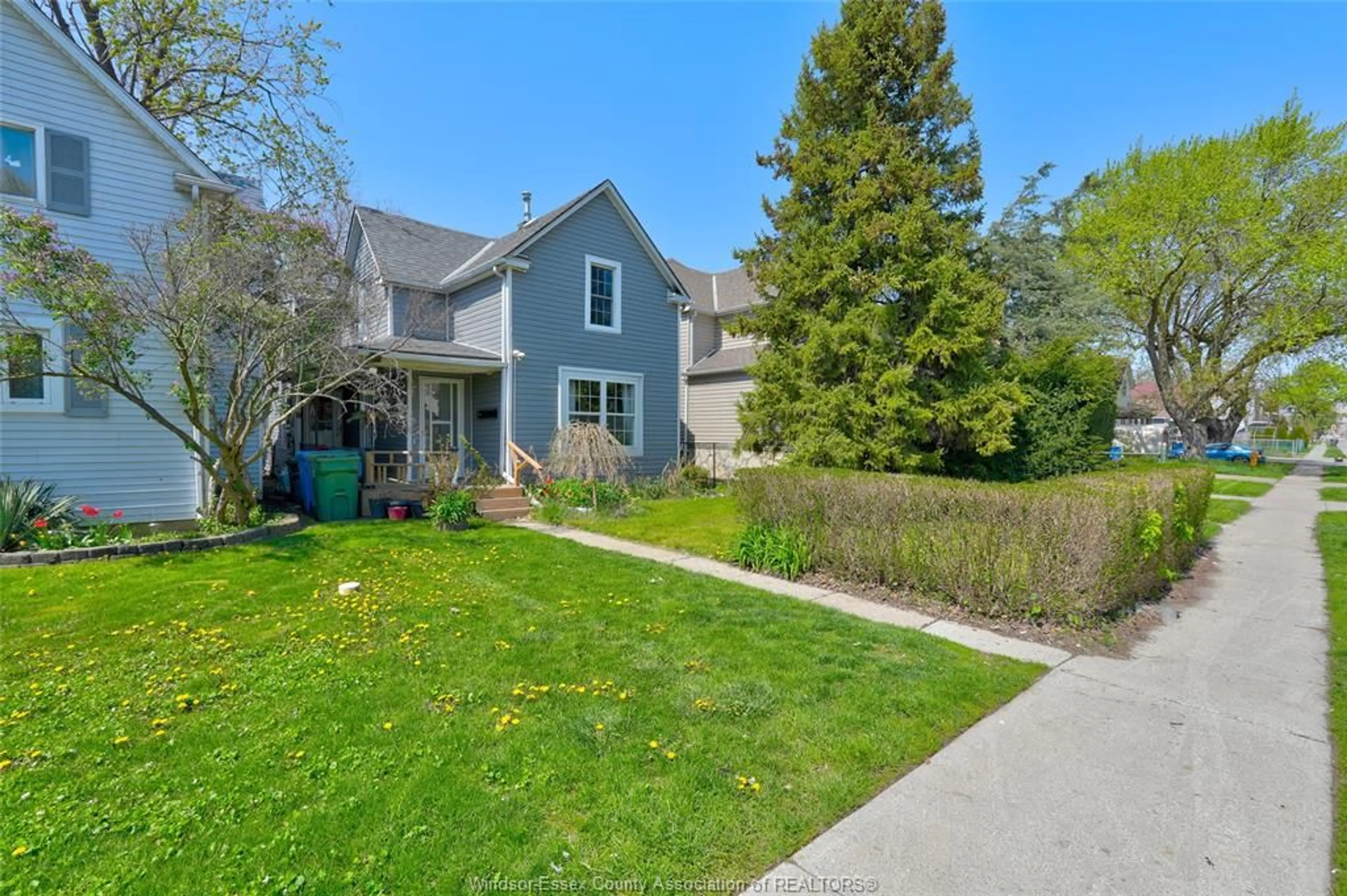 A pic from outside/outdoor area/front of a property/back of a property/a pic from drone, street for 1021 WELLINGTON Ave, Windsor Ontario N9A 5K2