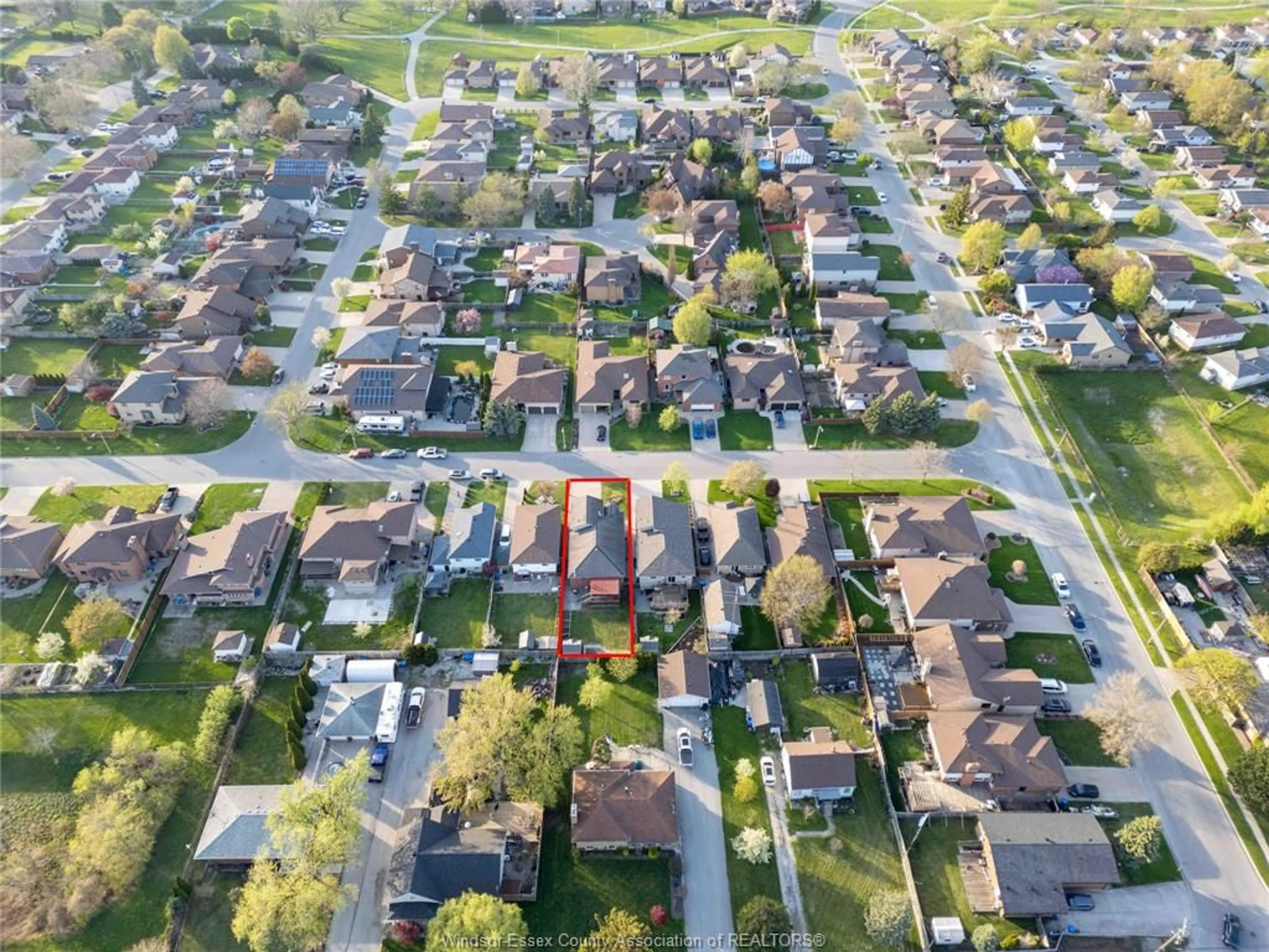 A pic from outside/outdoor area/front of a property/back of a property/a pic from drone, street for 1125 WAVERLY, Windsor Ontario N8X 4X1