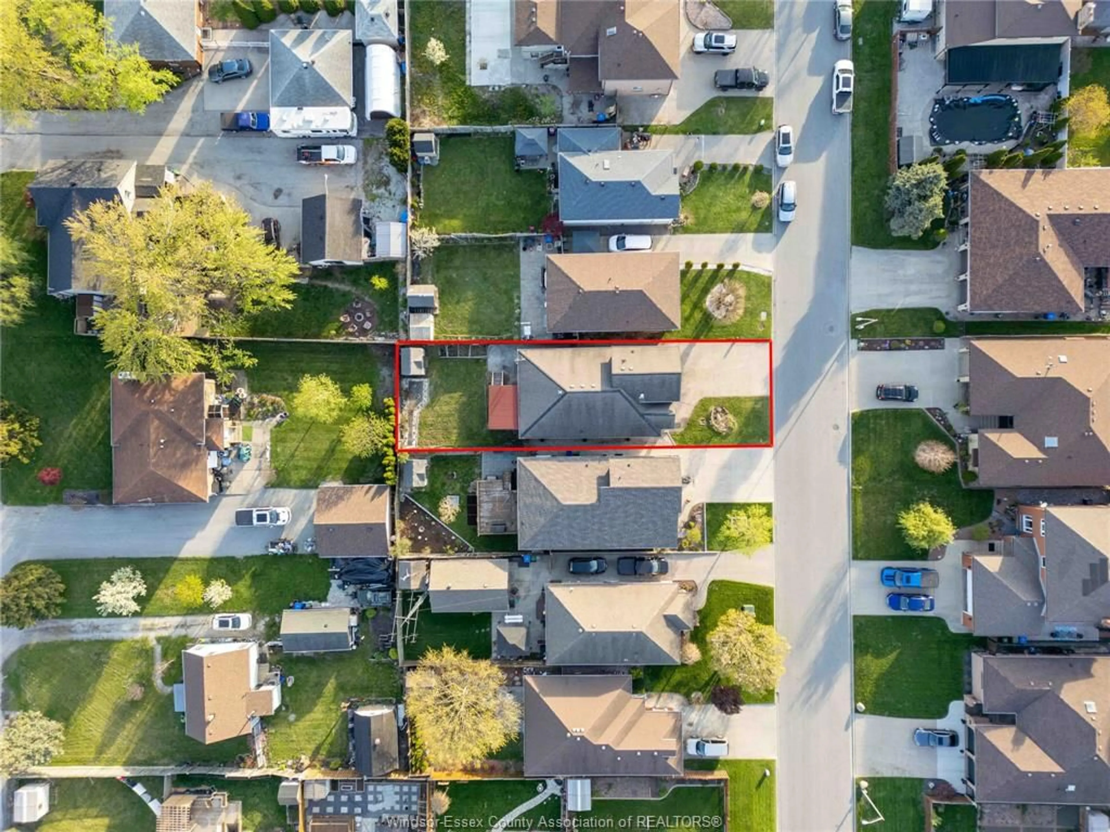 A pic from outside/outdoor area/front of a property/back of a property/a pic from drone, street for 1125 WAVERLY, Windsor Ontario N8X 4X1
