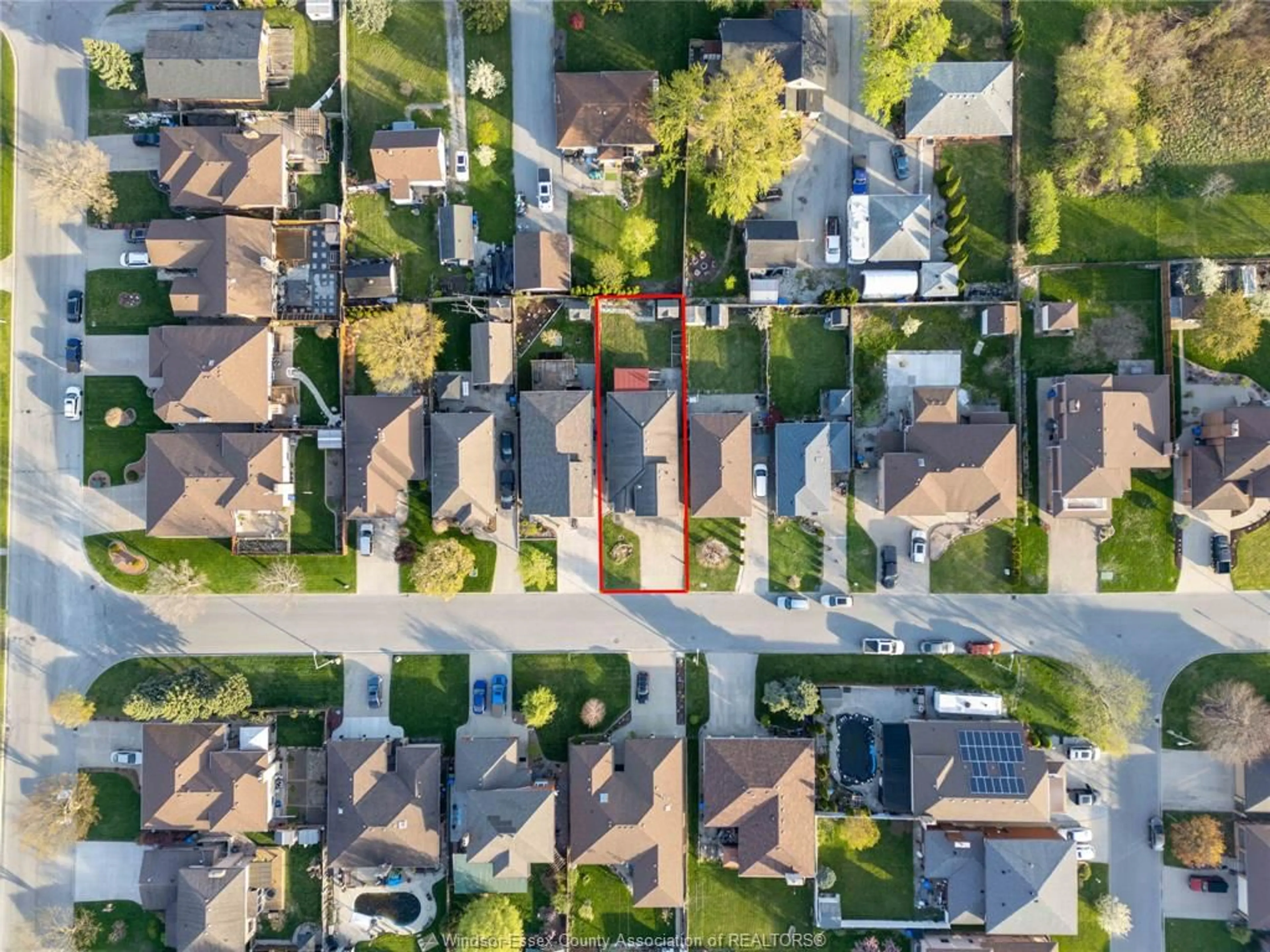 A pic from outside/outdoor area/front of a property/back of a property/a pic from drone, street for 1125 WAVERLY, Windsor Ontario N8X 4X1