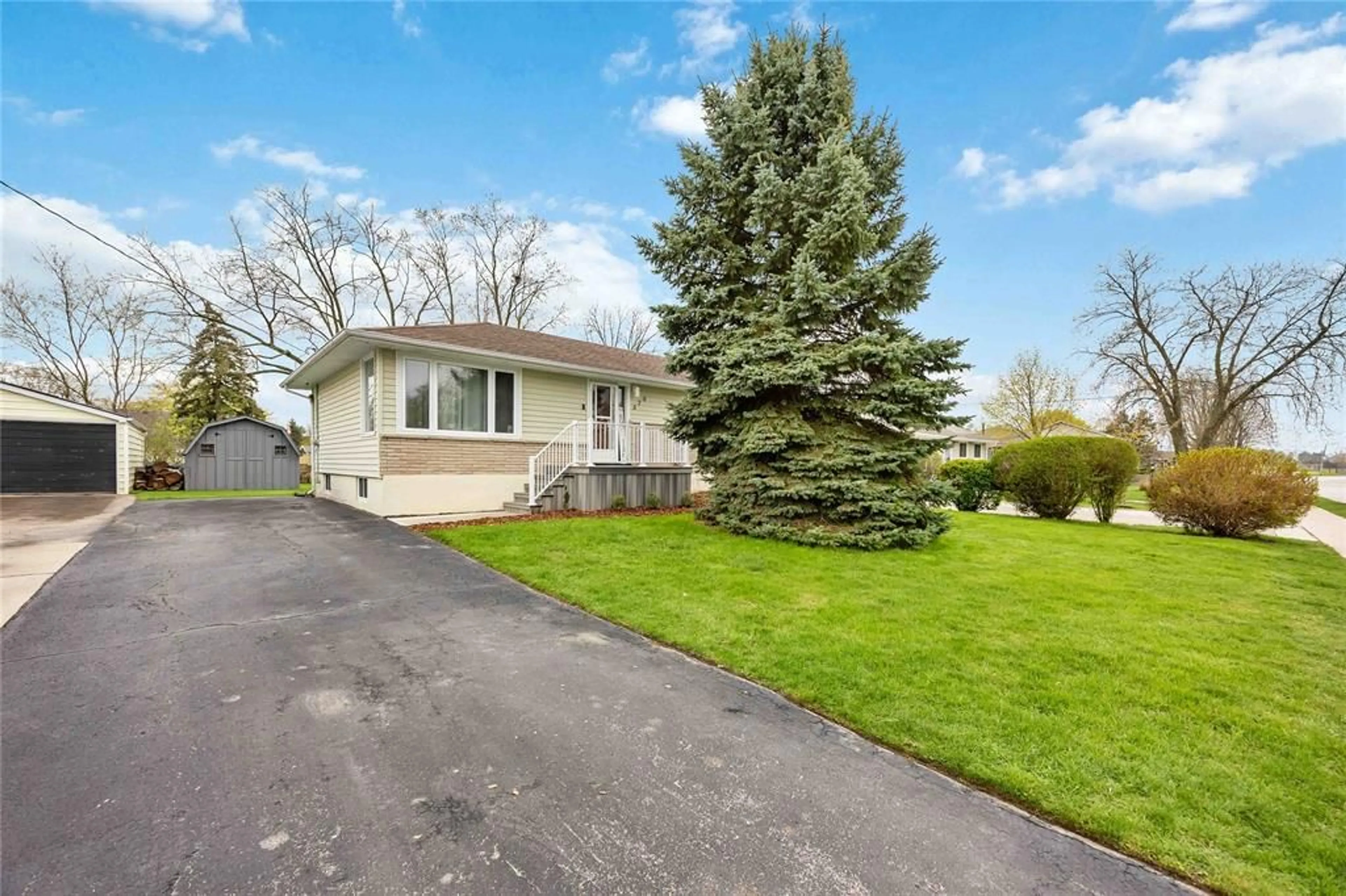 Home with vinyl exterior material, street for 570 NIAGARA St, Plympton-Wyoming Ontario N0N 1T0