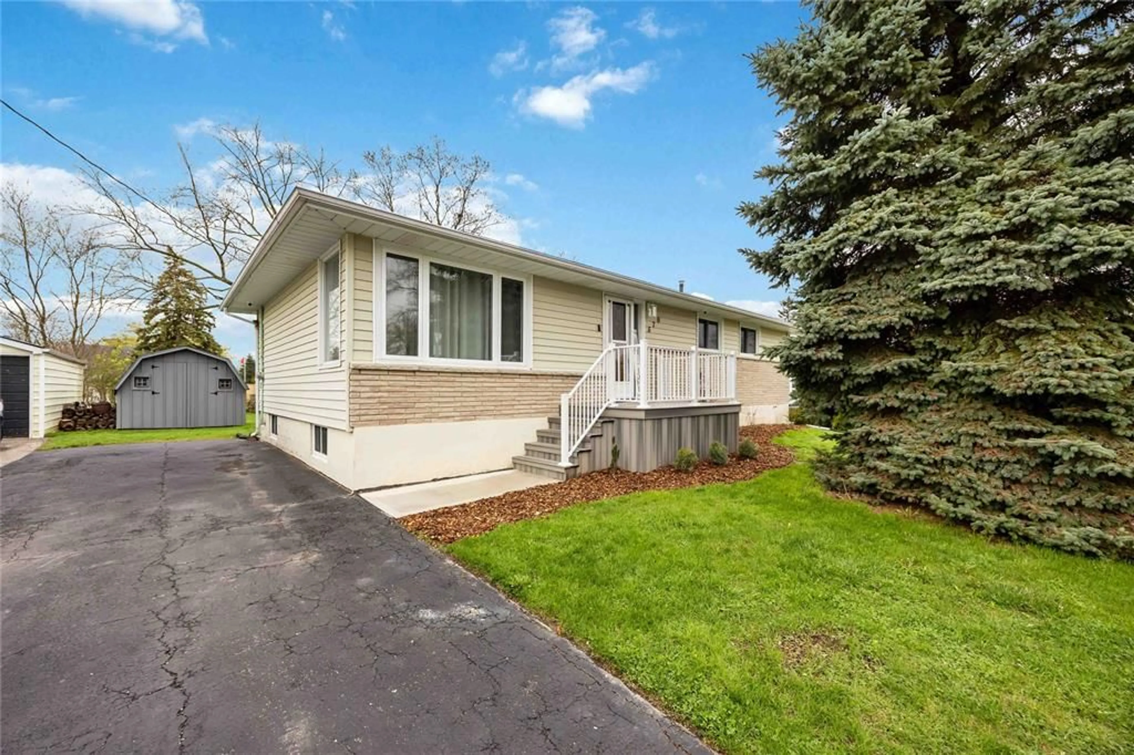 Home with vinyl exterior material, street for 570 NIAGARA St, Plympton-Wyoming Ontario N0N 1T0