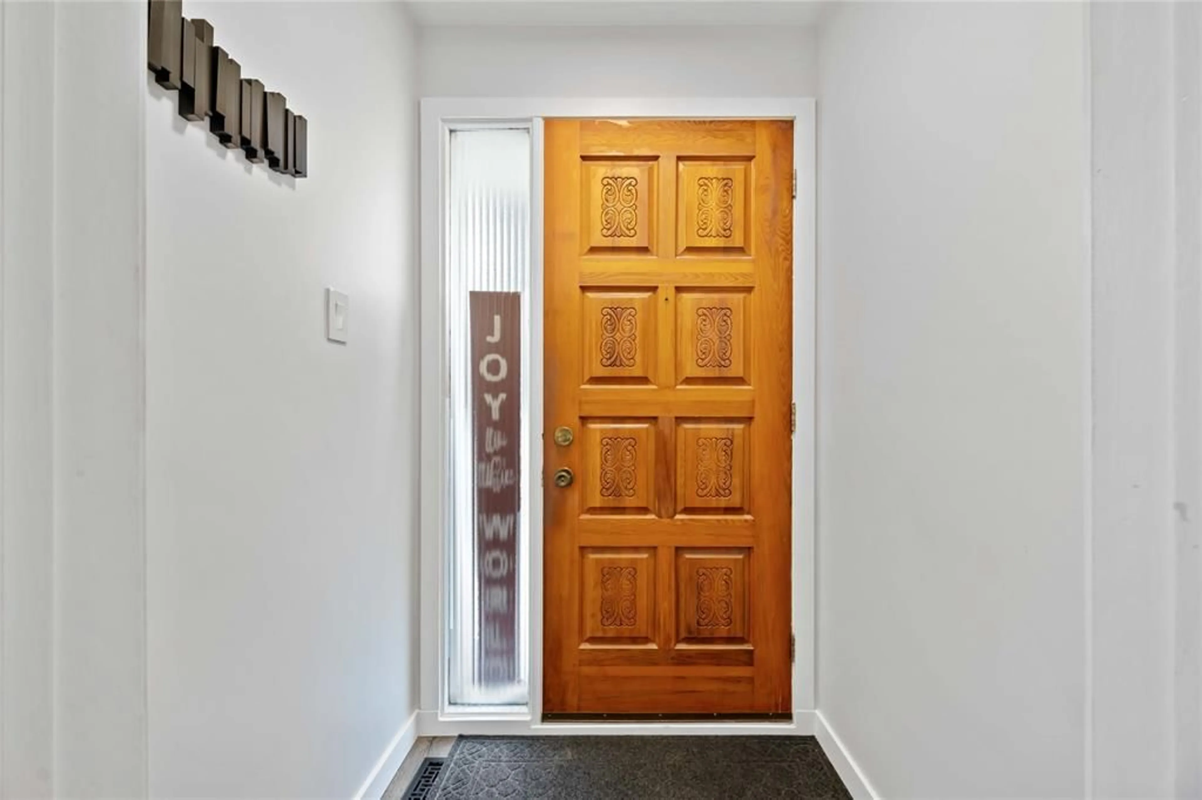 Indoor entryway for 570 NIAGARA St, Plympton-Wyoming Ontario N0N 1T0