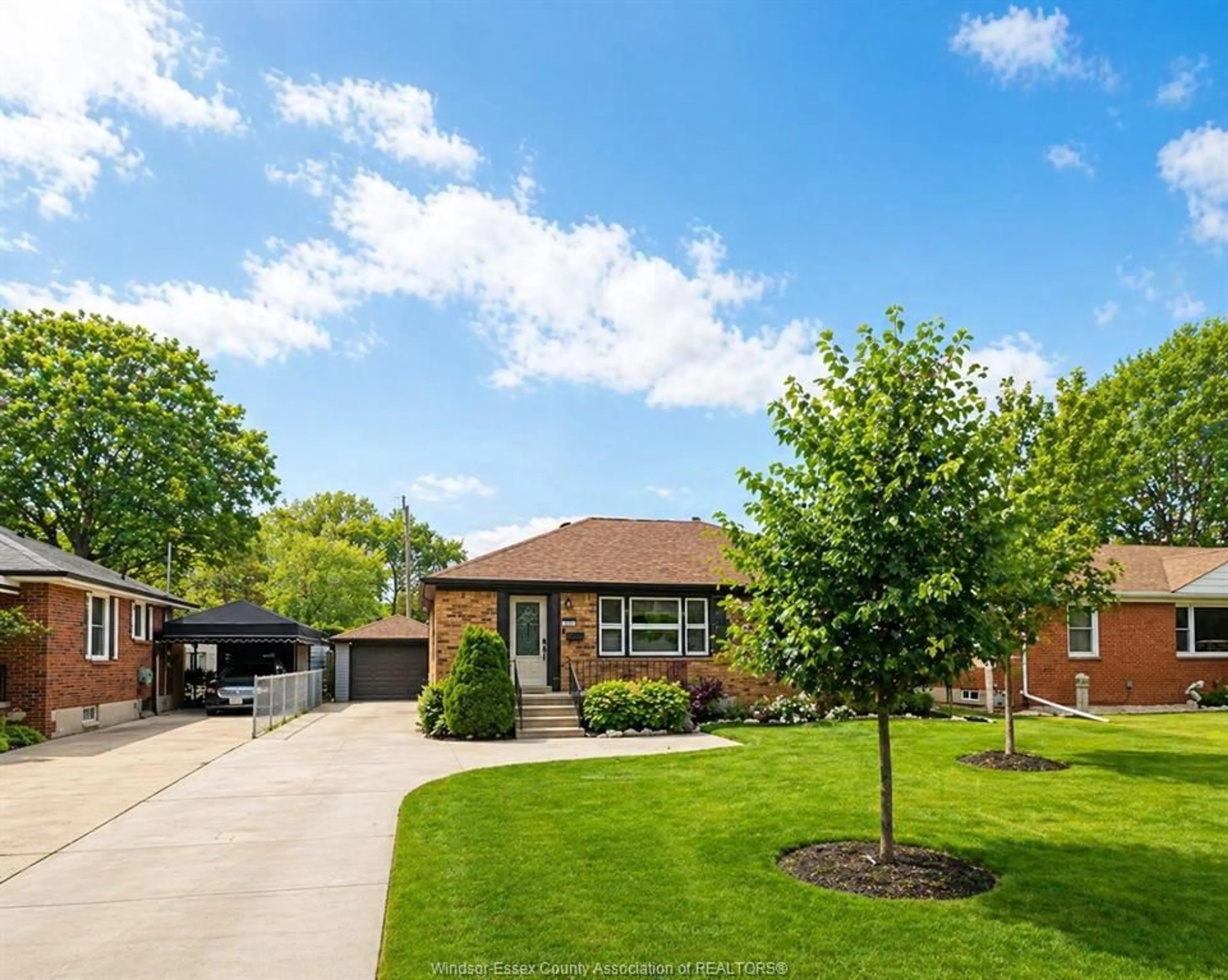 Home with brick exterior material, street for 985 Isabelle, Windsor Ontario N8S 3B1