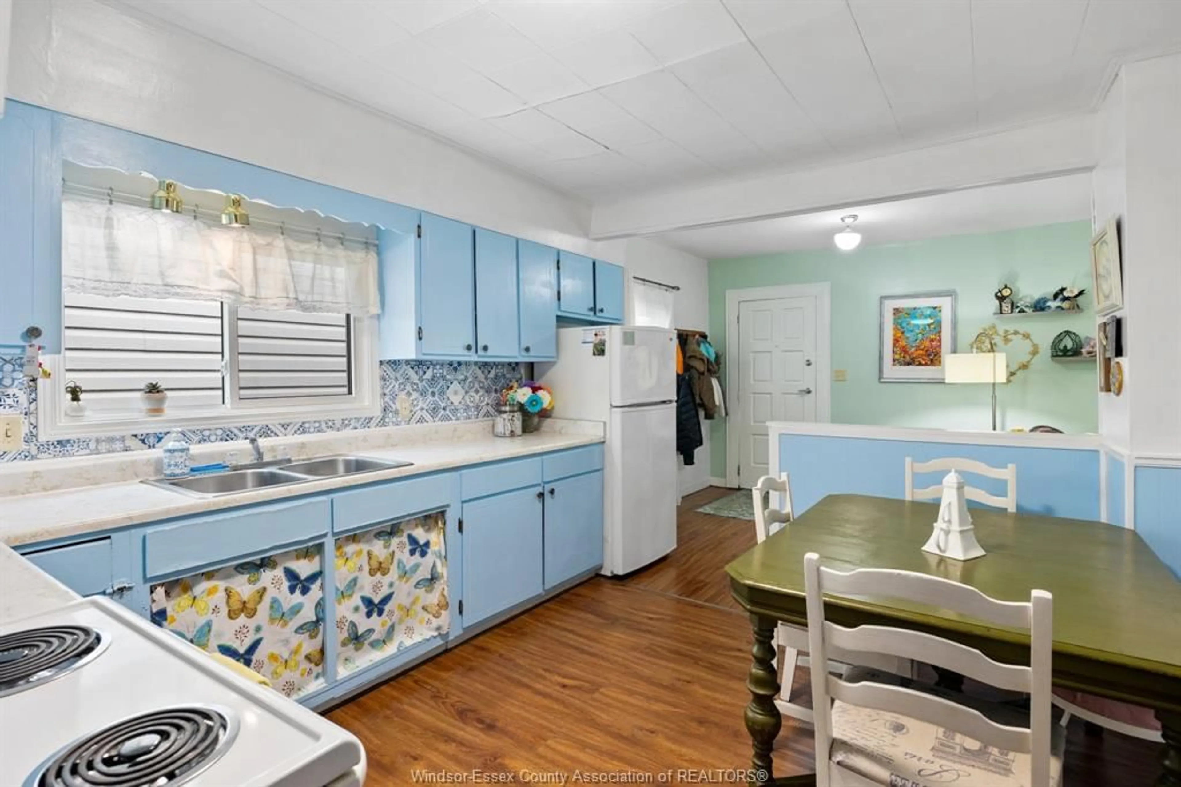 Standard kitchen, ceramic/tile floor for 2256 CHURCH, Windsor Ontario N8X 1V9