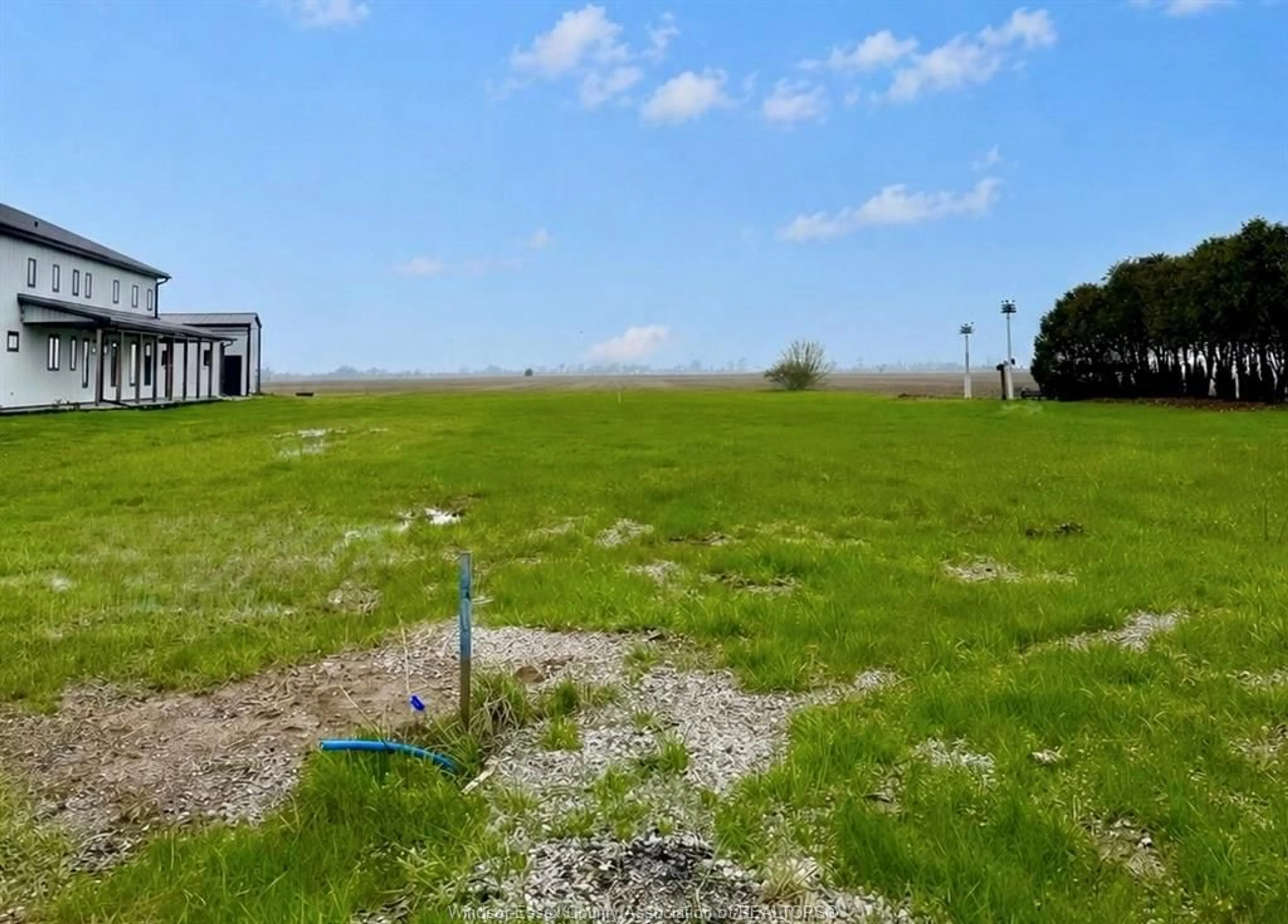 A pic from outside/outdoor area/front of a property/back of a property/a pic from drone, unknown for 215 Erie St, Merlin Ontario N0P 1W0