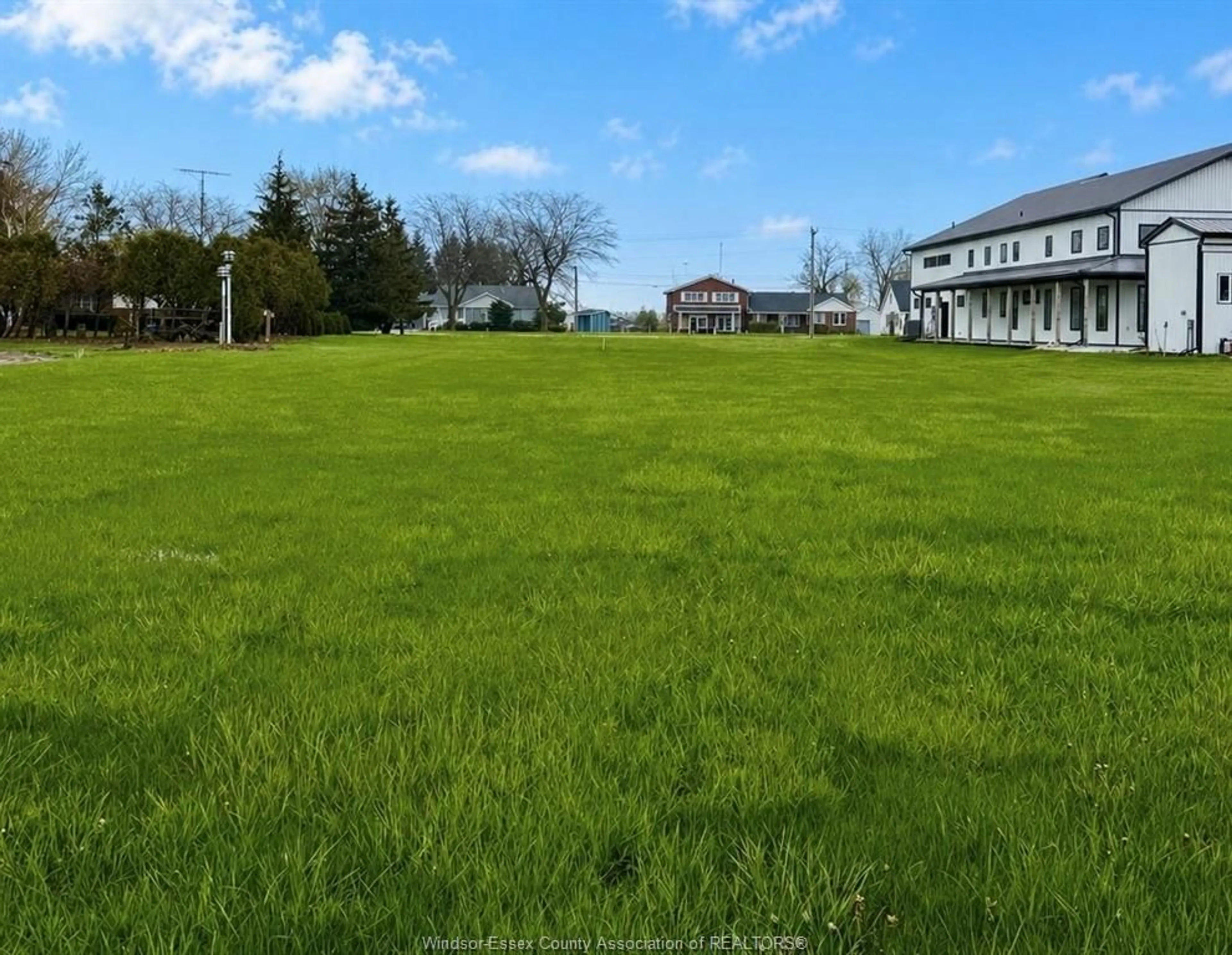 A pic from outside/outdoor area/front of a property/back of a property/a pic from drone, unknown for 215 Erie St, Merlin Ontario N0P 1W0