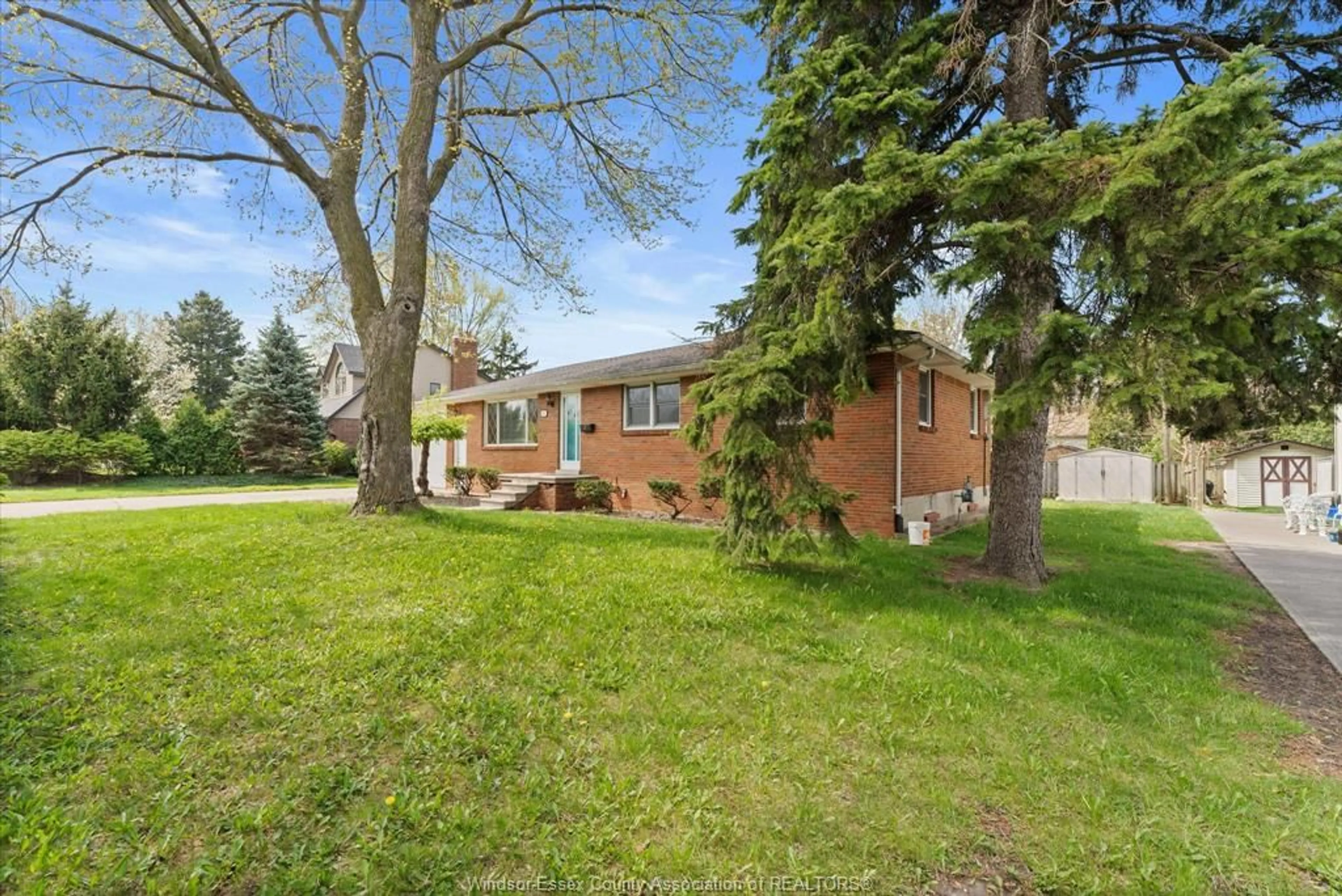 A pic from outside/outdoor area/front of a property/back of a property/a pic from drone, street for 4045 DOUGALL, Windsor Ontario N9G 1X4