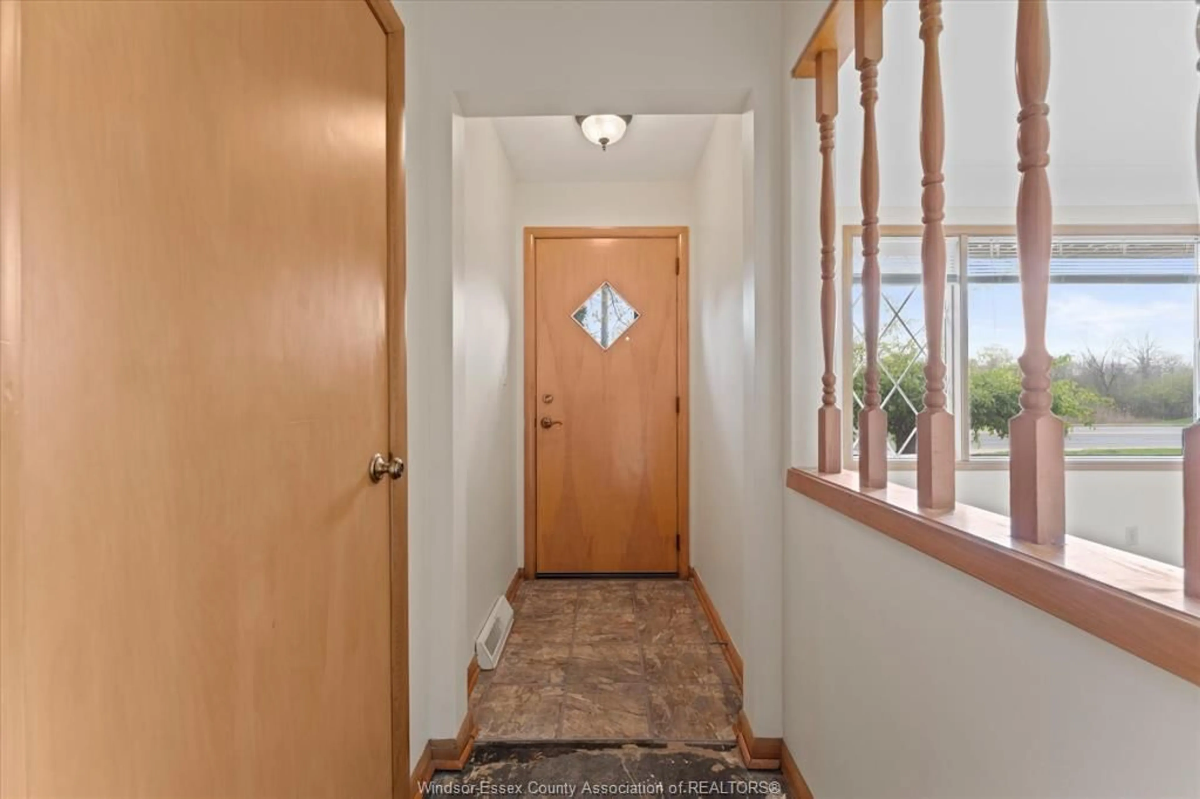 Indoor entryway for 4045 DOUGALL, Windsor Ontario N9G 1X4