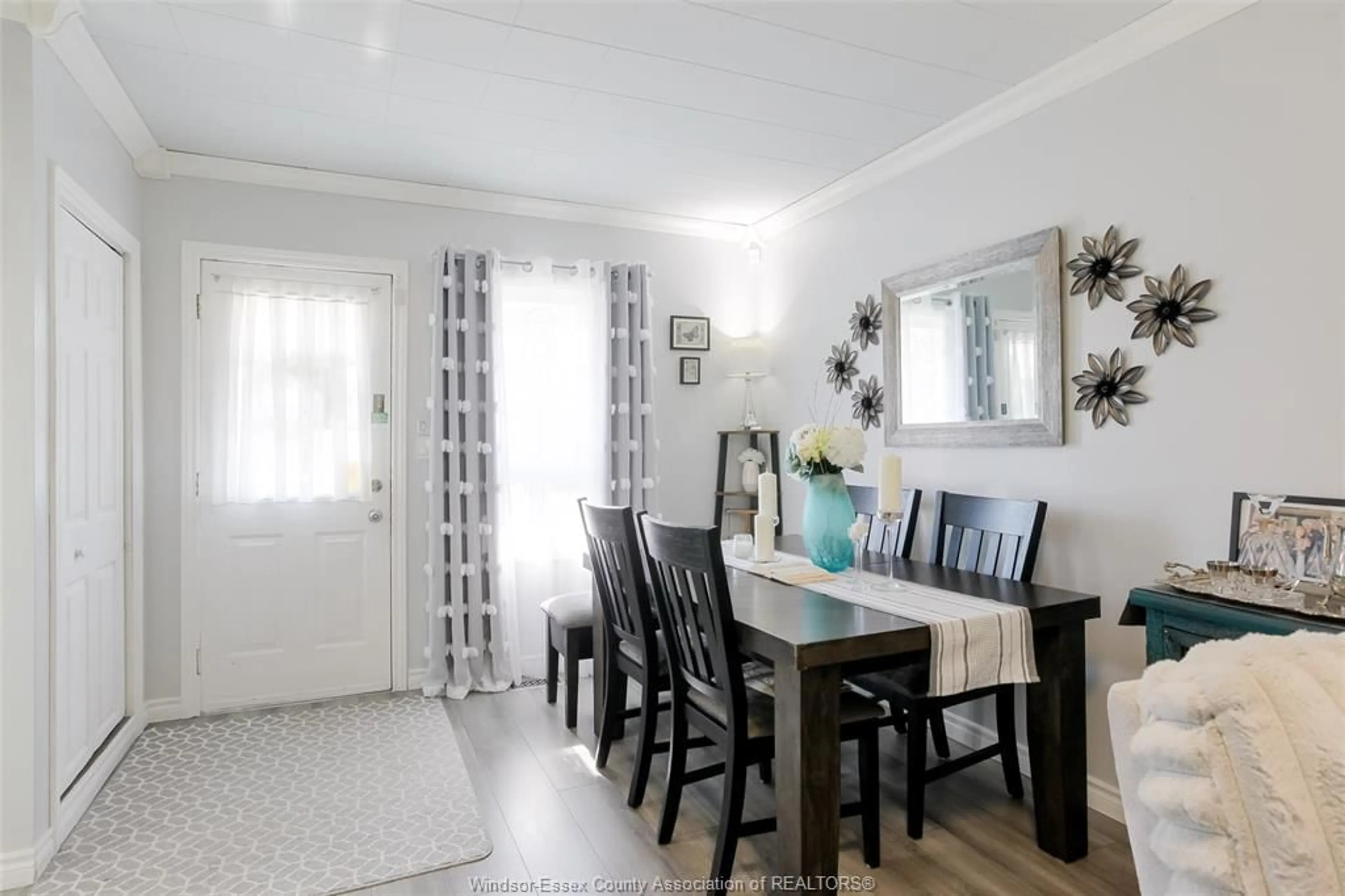 Dining room, wood/laminate floor for 3612 KING, Windsor Ontario N9C 1P5