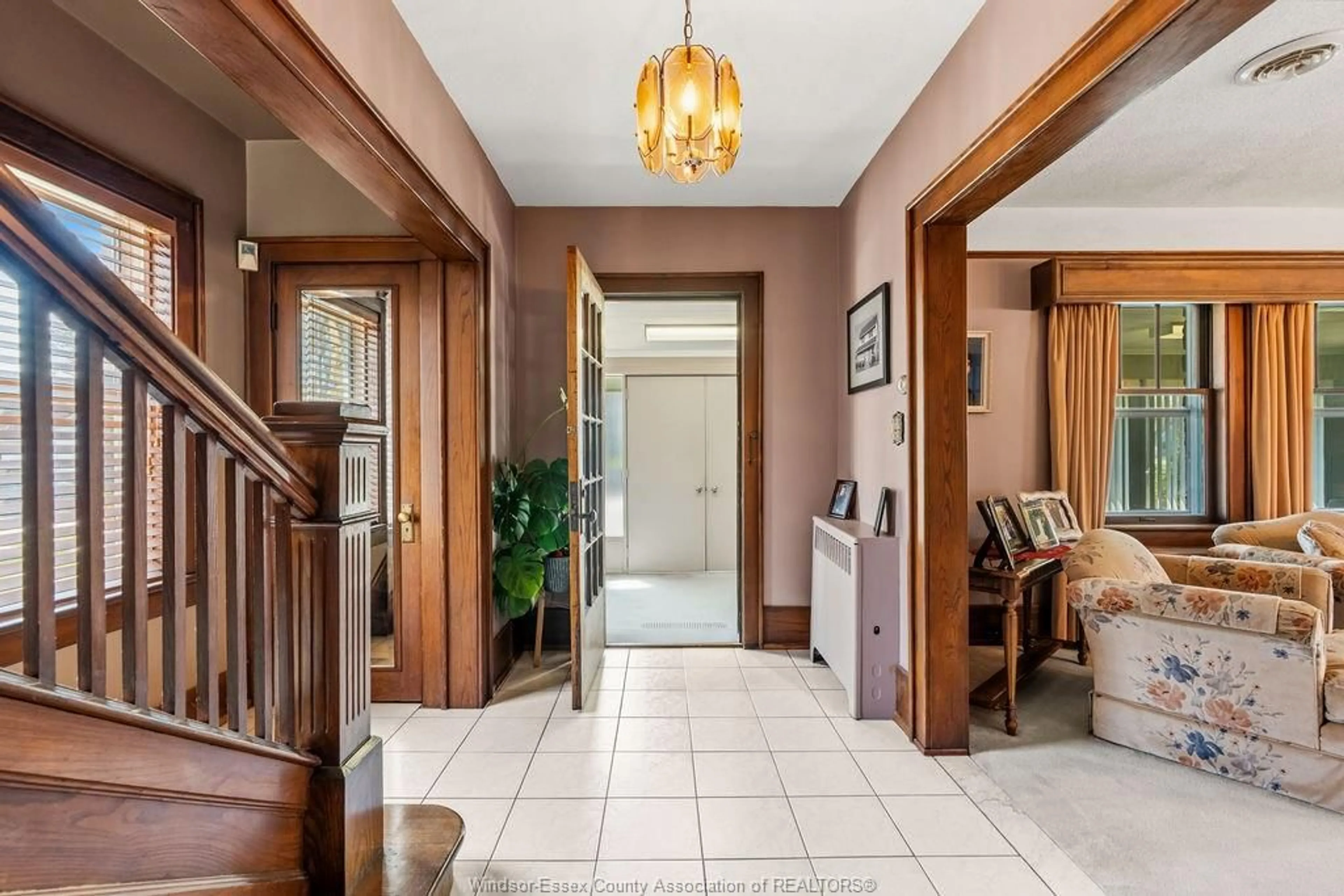 Indoor foyer for 28 ALBERT St, Leamington Ontario N8H 3J8